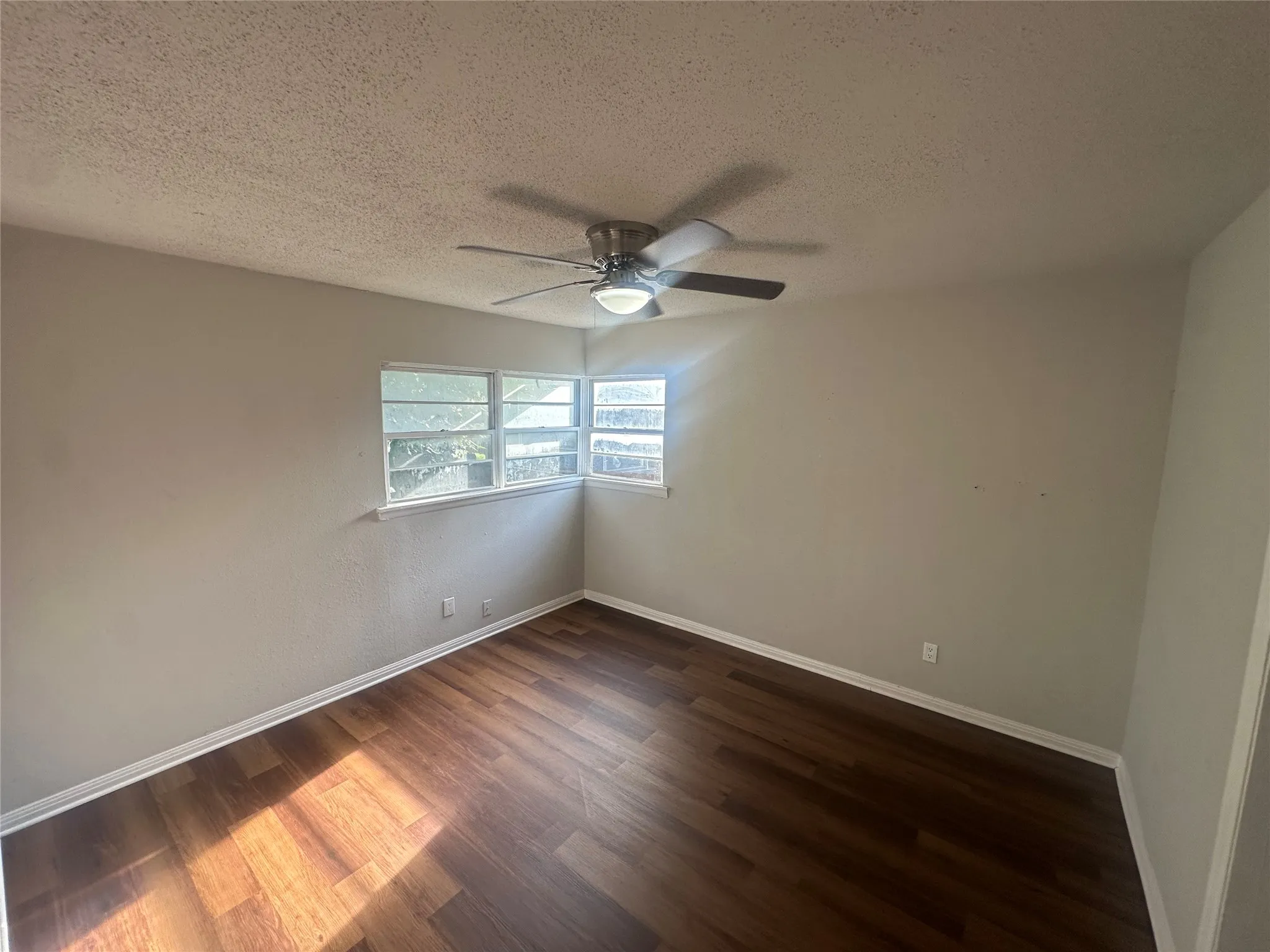Single Family Residence For Rent in Tarrant County , 2908 Binyon Street, Fort Worth, Texas 76133, 3 Bedroom, 1 Bathroom, Garage spaces, 1,249 Sqft, built in 1953, mls#21247107, Real Estate Agent in Fort Worth, Homes For Rent in Tarrant county, Homes For Rent in Fort Worth, Realtor in Fort Worth Texas, Real Estate Brokerage Independent Realty Texas, Luminita Cordes Realtor