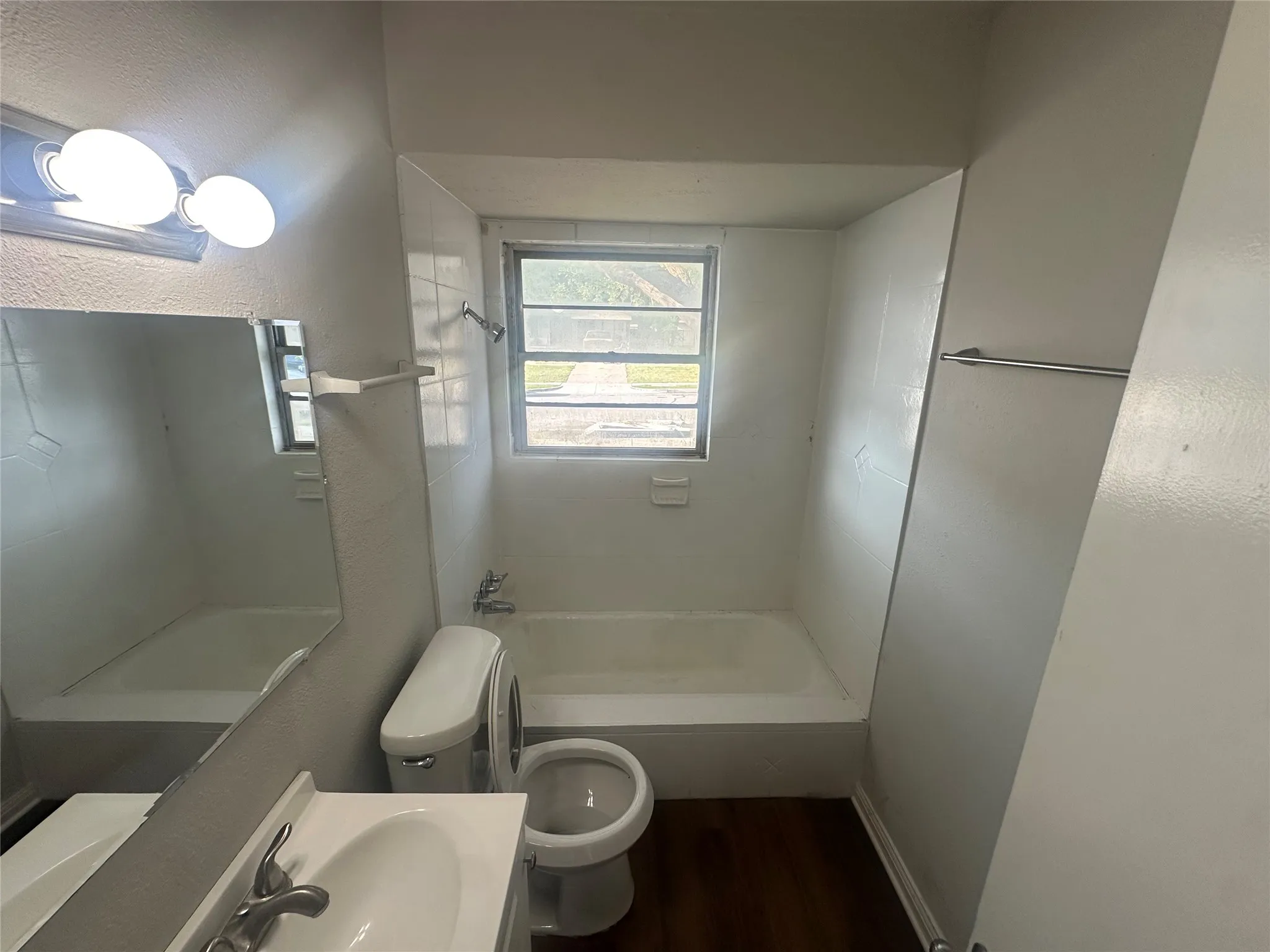 Single Family Residence For Rent in Tarrant County , 2908 Binyon Street, Fort Worth, Texas 76133, 3 Bedroom, 1 Bathroom, Garage spaces, 1,249 Sqft, built in 1953, mls#21247107, Real Estate Agent in Fort Worth, Homes For Rent in Tarrant county, Homes For Rent in Fort Worth, Realtor in Fort Worth Texas, Real Estate Brokerage Independent Realty Texas, Luminita Cordes Realtor
