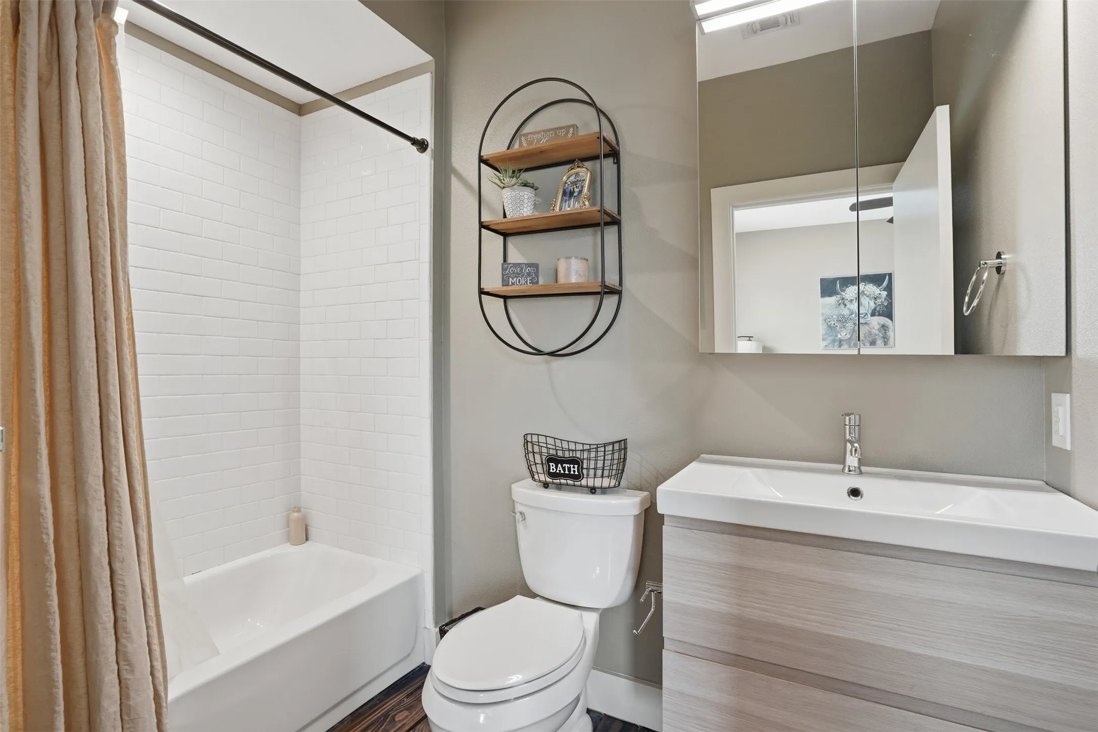 Ensuite bath Bedroom #2