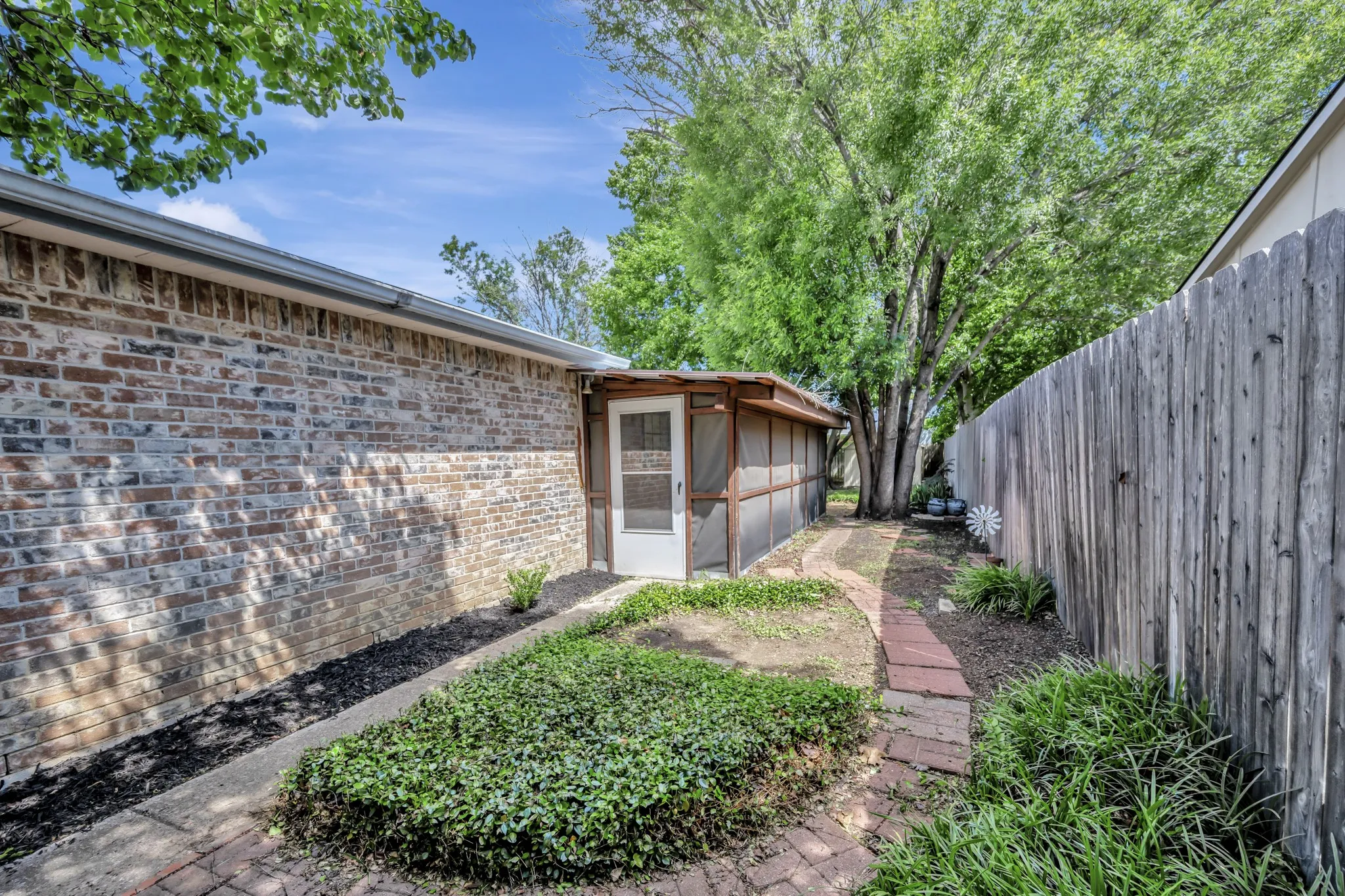 Single Family Residence For Sale in Tarrant County , 4745 Rose Of Sharon Lane, Fort Worth, Texas 76137, 3 Bedroom, 1 Bathroom, 1 Garage spaces, 1,081 Sqft, built in 1983, mls#21246375, Real Estate Agent in Fort Worth, Homes For Sale in Tarrant county, Homes For Sale in Fort Worth, Realtor in Fort Worth Texas, Real Estate Brokerage Independent Realty Texas, Luminita Cordes Realtor