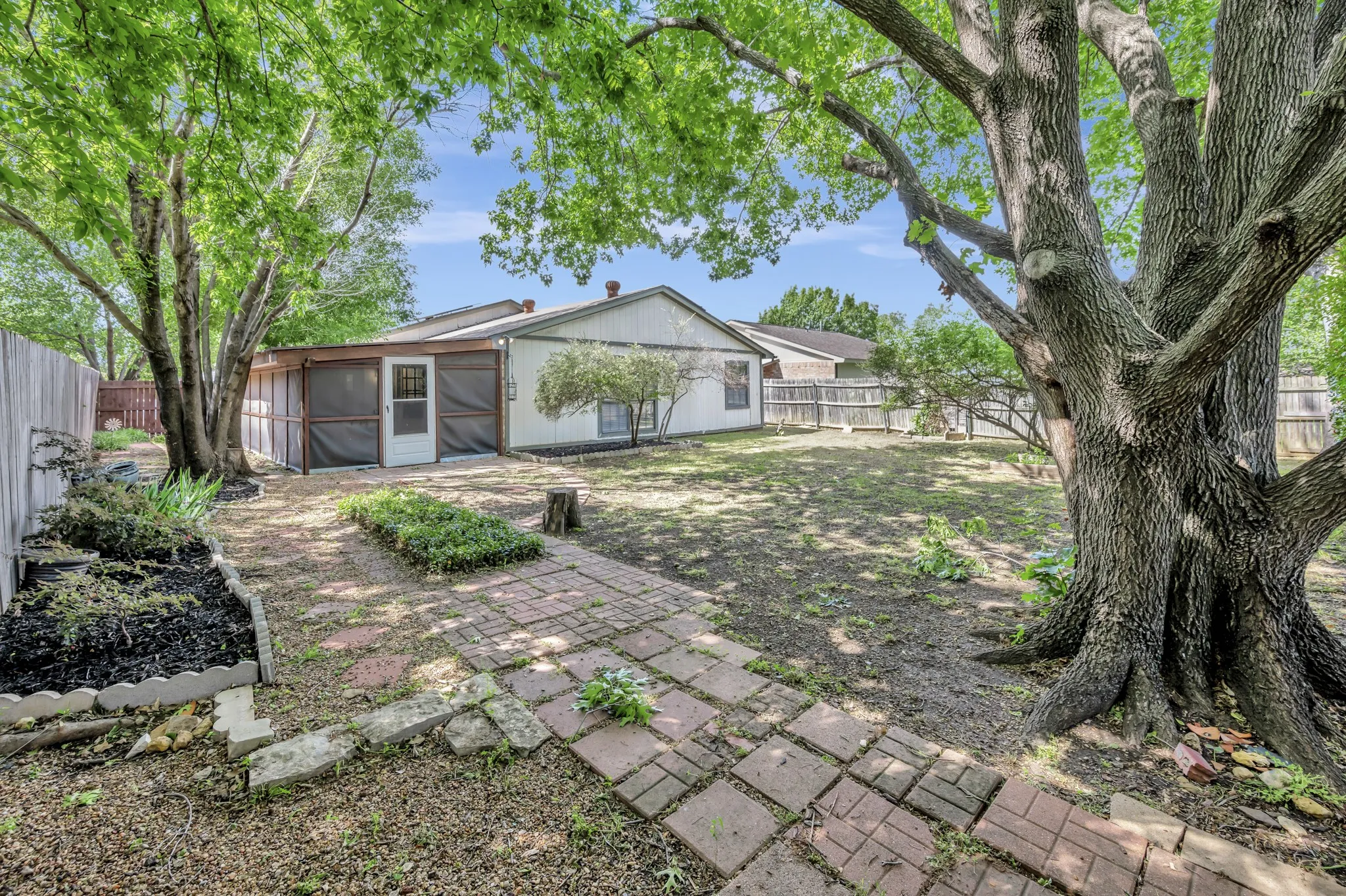 Single Family Residence For Sale in Tarrant County , 4745 Rose Of Sharon Lane, Fort Worth, Texas 76137, 3 Bedroom, 1 Bathroom, 1 Garage spaces, 1,081 Sqft, built in 1983, mls#21246375, Real Estate Agent in Fort Worth, Homes For Sale in Tarrant county, Homes For Sale in Fort Worth, Realtor in Fort Worth Texas, Real Estate Brokerage Independent Realty Texas, Luminita Cordes Realtor