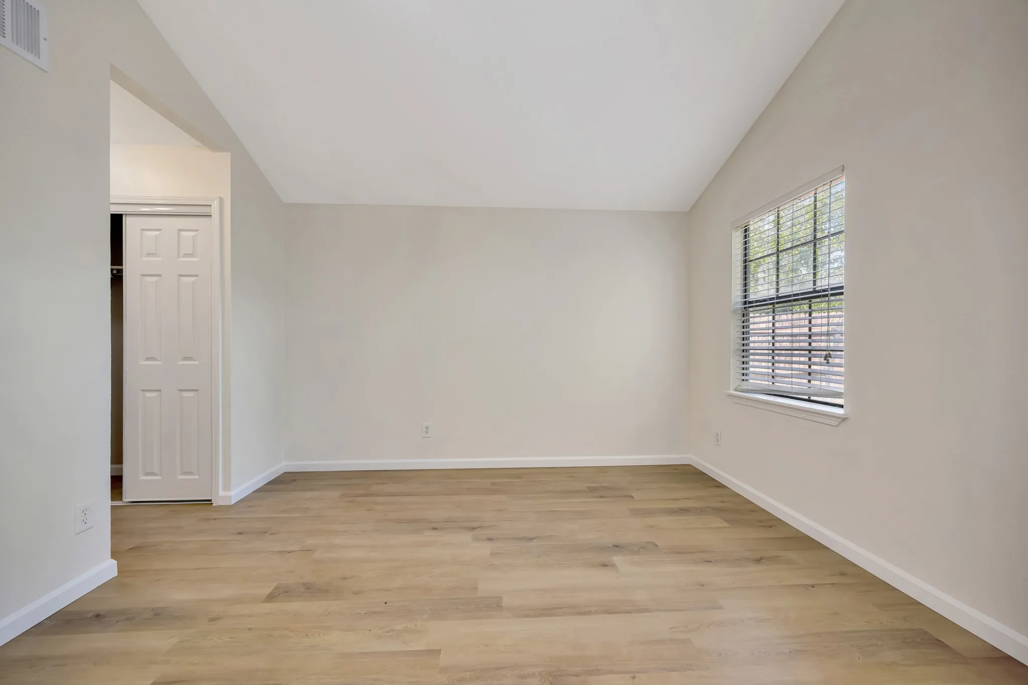 Single Family Residence For Sale in Tarrant County , 4745 Rose Of Sharon Lane, Fort Worth, Texas 76137, 3 Bedroom, 1 Bathroom, 1 Garage spaces, 1,081 Sqft, built in 1983, mls#21246375, Real Estate Agent in Fort Worth, Homes For Sale in Tarrant county, Homes For Sale in Fort Worth, Realtor in Fort Worth Texas, Real Estate Brokerage Independent Realty Texas, Luminita Cordes Realtor