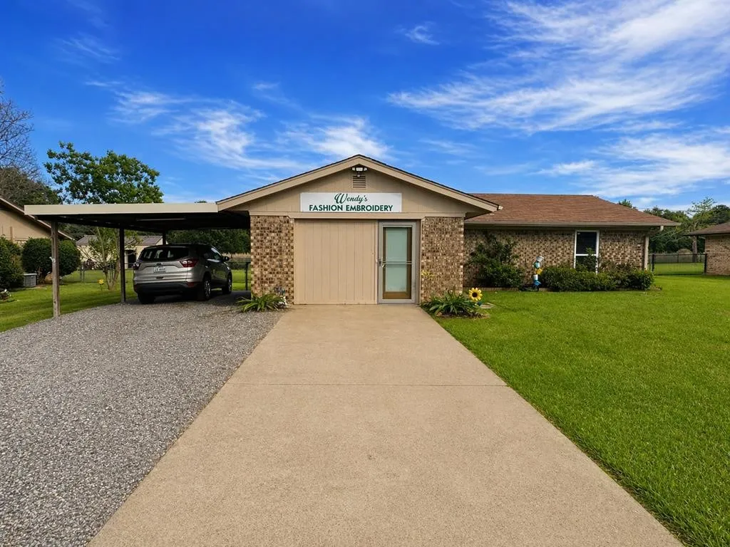 Single Family Residence For Sale in Henderson County , 5230 Fm 2495, Athens, Texas 75752, 4 Bedroom, 2 Bathroom, Garage spaces, 1,498 Sqft, built in 1978, Preowned, mls#21247186, Real Estate Agent in Athens, Homes For Sale in Henderson county, Homes For Sale in Athens, Realtor in Athens Texas, Real Estate Brokerage Independent Realty Texas, Luminita Cordes Realtor
