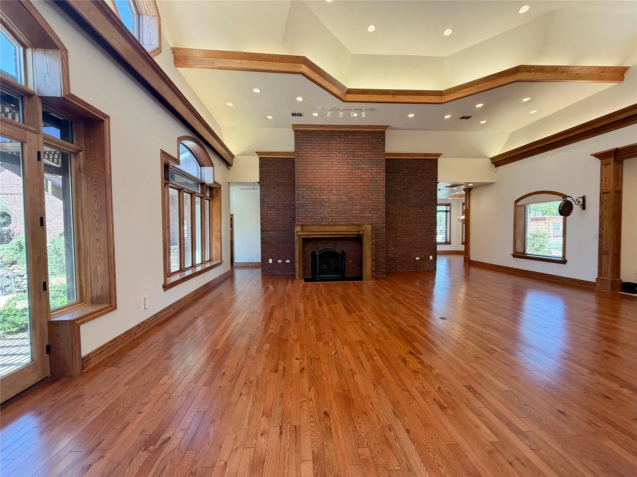 Single Family Residence For Sale in Lubbock County , 5602 Orlando Avenue, Lubbock, Texas 79413, 4 Bedrooms, 5 Bathrooms, 4 Garage spaces, 7,215 Sqft, built in 1998, Price $1,000,000, mls#21246618, Real Estate Agent in Lubbock, Homes For Sale in Lubbock county, Homes For Sale in Lubbock, Realtor in Lubbock Texas, Real Estate Brokerage Independent Realty Texas, Luminita Cordes Realtor