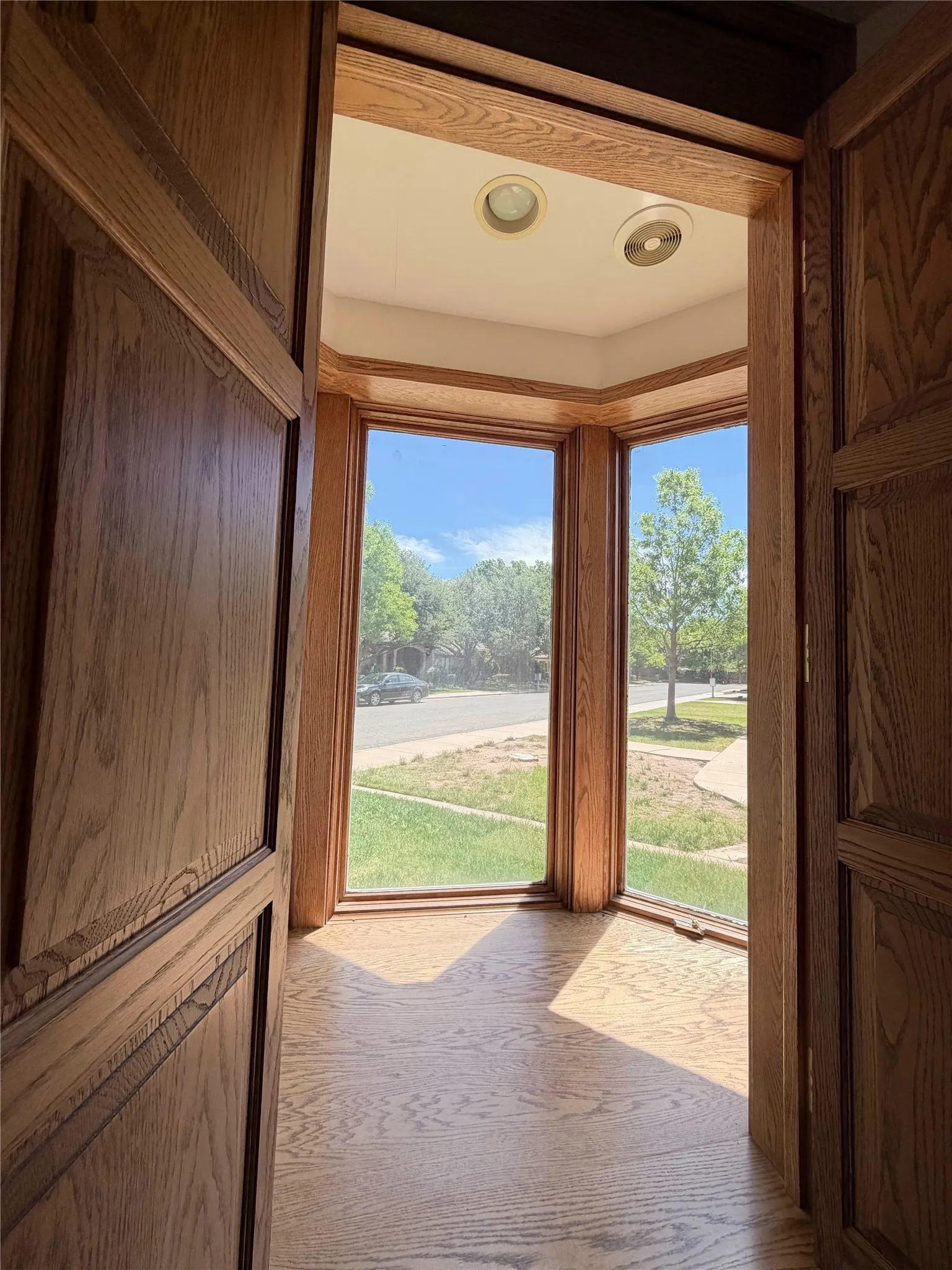 Single Family Residence For Sale in Lubbock County , 5602 Orlando Avenue, Lubbock, Texas 79413, 4 Bedrooms, 5 Bathrooms, 4 Garage spaces, 7,215 Sqft, built in 1998, Price $1,000,000, mls#21246618, Real Estate Agent in Lubbock, Homes For Sale in Lubbock county, Homes For Sale in Lubbock, Realtor in Lubbock Texas, Real Estate Brokerage Independent Realty Texas, Luminita Cordes Realtor