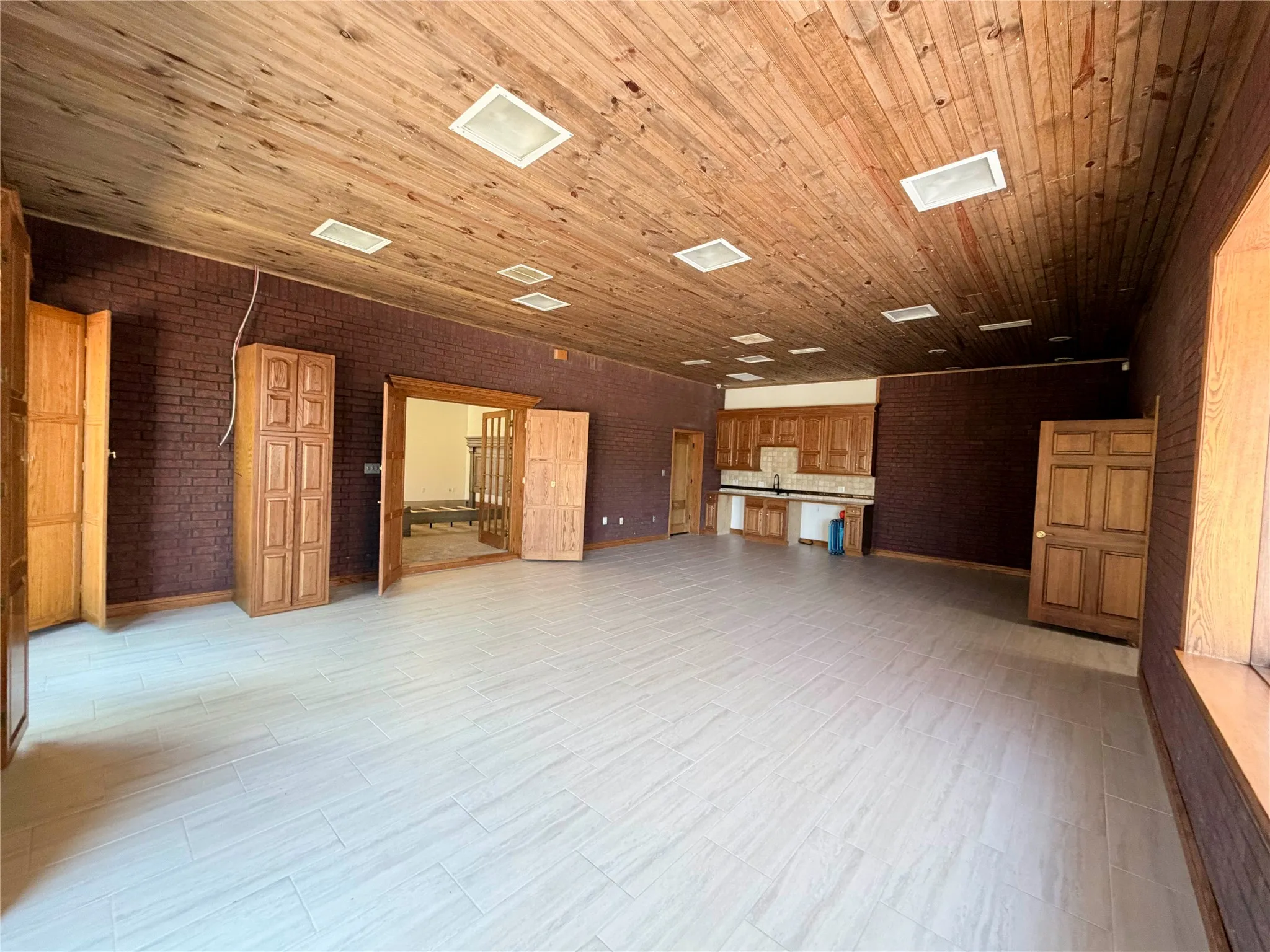 Single Family Residence For Sale in Lubbock County , 5602 Orlando Avenue, Lubbock, Texas 79413, 4 Bedrooms, 5 Bathrooms, 4 Garage spaces, 7,215 Sqft, built in 1998, Price $1,000,000, mls#21246618, Real Estate Agent in Lubbock, Homes For Sale in Lubbock county, Homes For Sale in Lubbock, Realtor in Lubbock Texas, Real Estate Brokerage Independent Realty Texas, Luminita Cordes Realtor