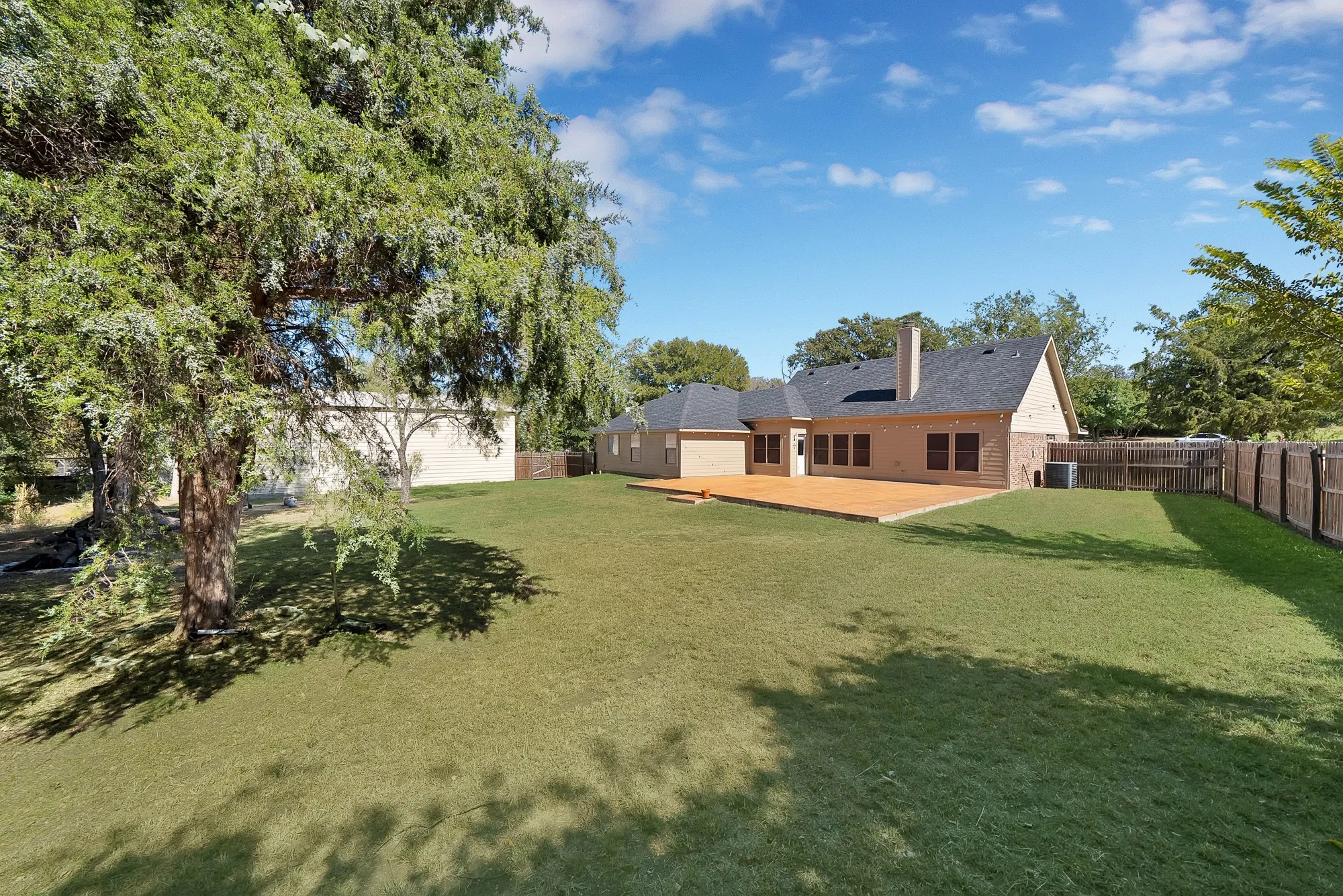 Single Family Residence For Sale in Parker County , 133 Miramar Circle, Weatherford, Texas 76085, 3 Bedroom, 2 Bathroom, 2 Garage spaces, 1,487 Sqft, built in 2005, mls#21247278, Real Estate Agent in Weatherford, Homes For Sale in Parker county, Homes For Sale in Weatherford, Realtor in Weatherford Texas, Real Estate Brokerage Independent Realty Texas, Luminita Cordes Realtor