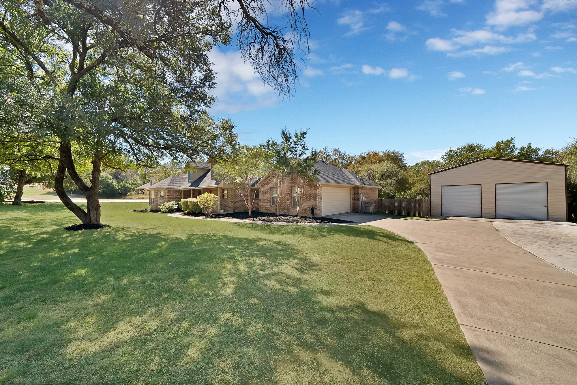 Single Family Residence For Sale in Parker County , 133 Miramar Circle, Weatherford, Texas 76085, 3 Bedroom, 2 Bathroom, 2 Garage spaces, 1,487 Sqft, built in 2005, mls#21247278, Real Estate Agent in Weatherford, Homes For Sale in Parker county, Homes For Sale in Weatherford, Realtor in Weatherford Texas, Real Estate Brokerage Independent Realty Texas, Luminita Cordes Realtor