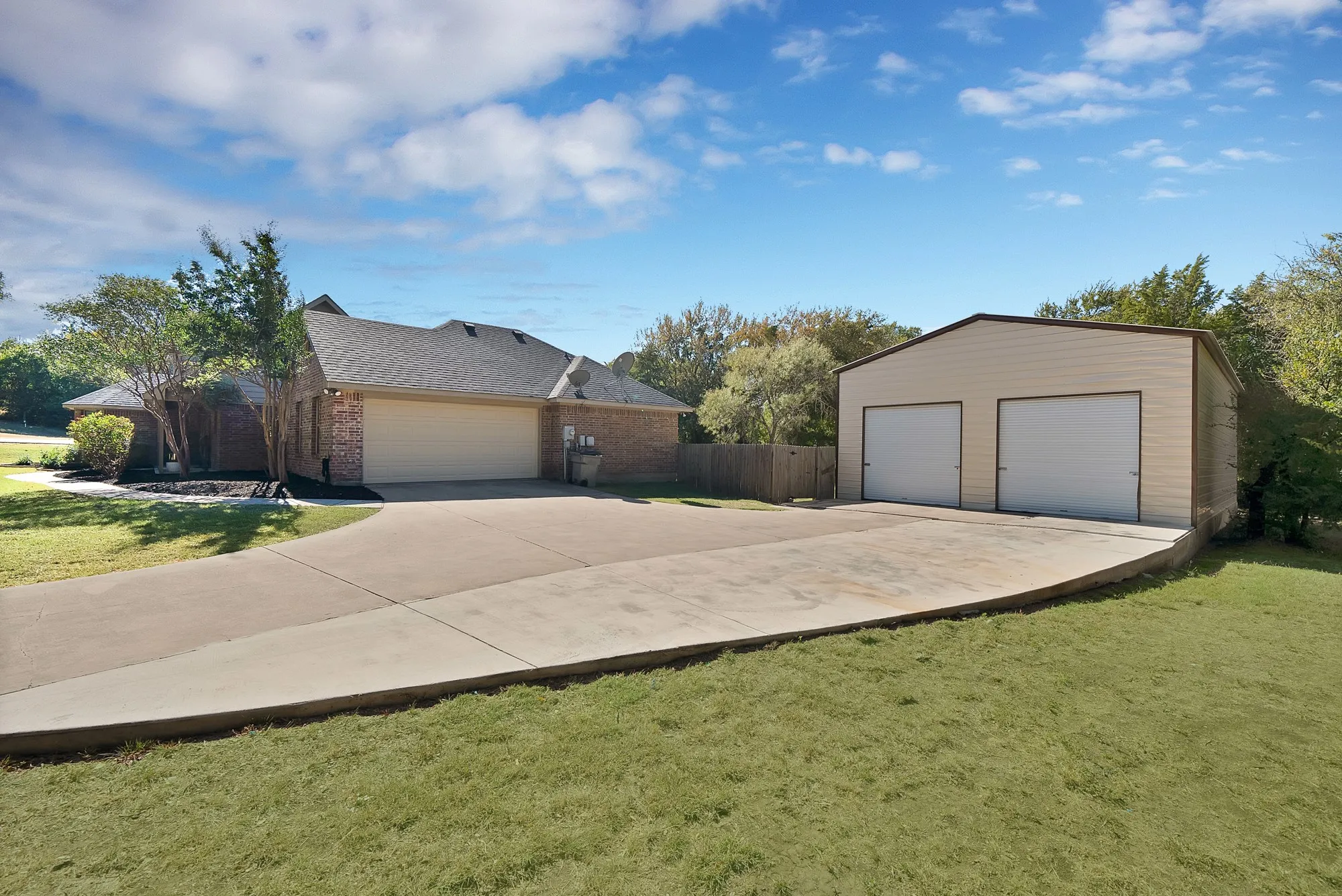 Single Family Residence For Sale in Parker County , 133 Miramar Circle, Weatherford, Texas 76085, 3 Bedroom, 2 Bathroom, 2 Garage spaces, 1,487 Sqft, built in 2005, mls#21247278, Real Estate Agent in Weatherford, Homes For Sale in Parker county, Homes For Sale in Weatherford, Realtor in Weatherford Texas, Real Estate Brokerage Independent Realty Texas, Luminita Cordes Realtor