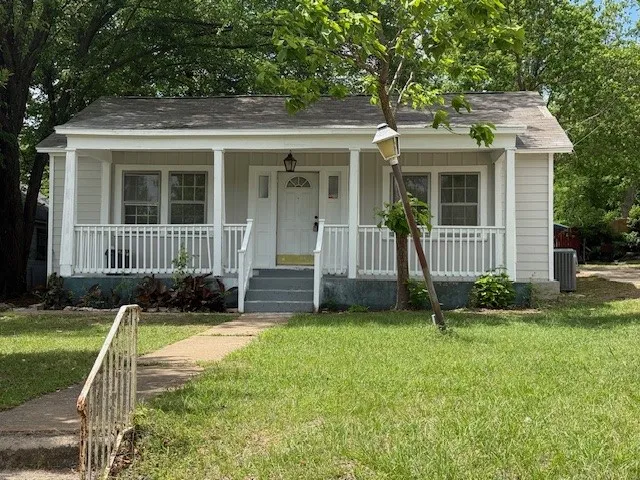 Single Family Residence For Sale in Smith County , 1527 Outer Drive, Tyler, Texas 75701, 2 Bedroom, 2 Bathroom, 1 Garage spaces, 1,074 Sqft, built in 1954, Preowned, mls#21245504, Real Estate Agent in Tyler, Homes For Sale in Smith county, Homes For Sale in Tyler, Realtor in Tyler Texas, Real Estate Brokerage Independent Realty Texas, Luminita Cordes Realtor