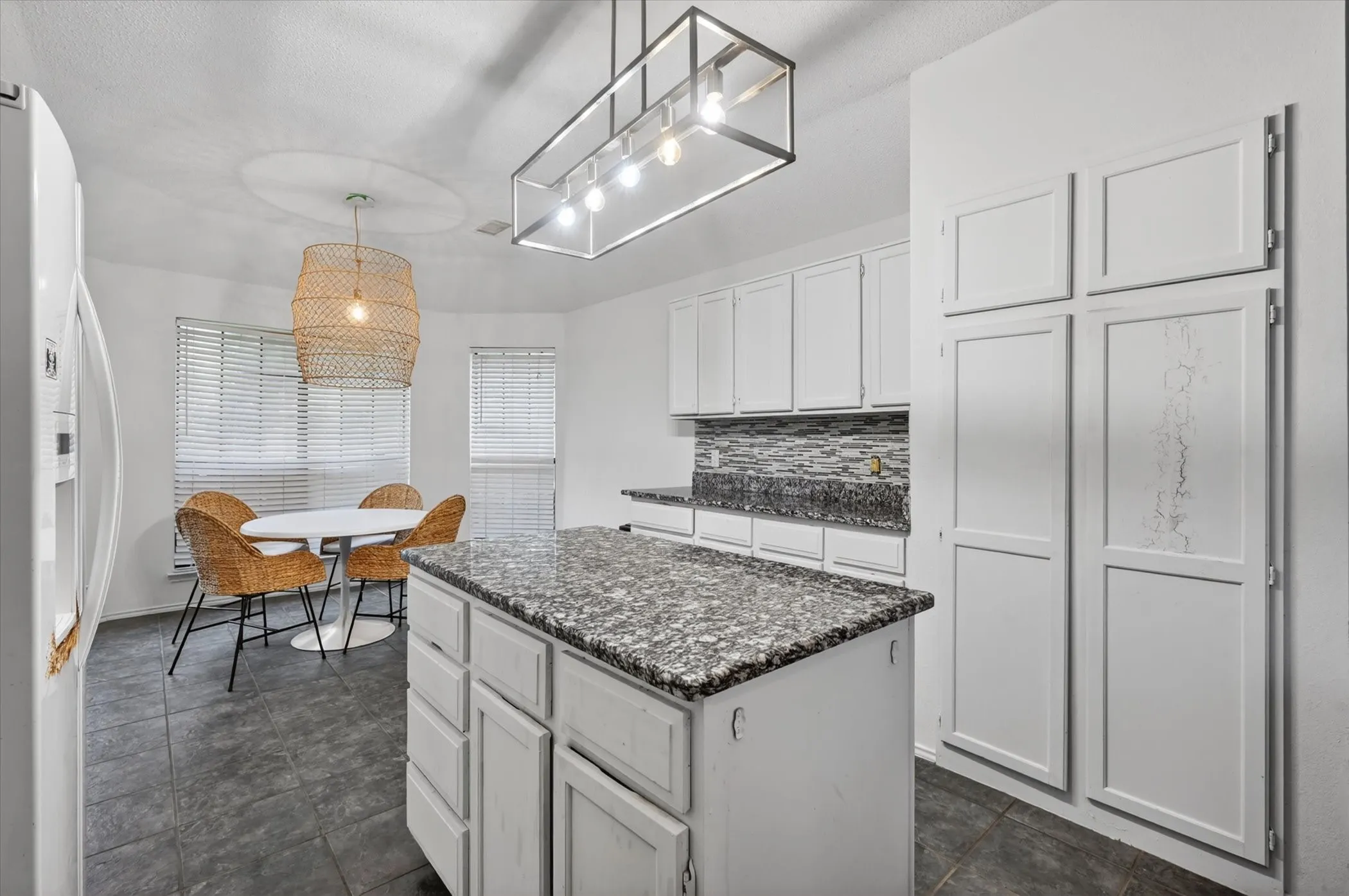 Single Family Residence For Sale in Dallas County , 1701 Briargrove Drive, Mesquite, Texas 75181, 4 Bedroom, 2 Bathroom, 2 Garage spaces, 2,382 Sqft, built in 1990, mls#21247165, Real Estate Agent in Mesquite, Homes For Sale in Dallas county, Homes For Sale in Mesquite, Realtor in Mesquite Texas, Real Estate Brokerage Independent Realty Texas, Luminita Cordes Realtor