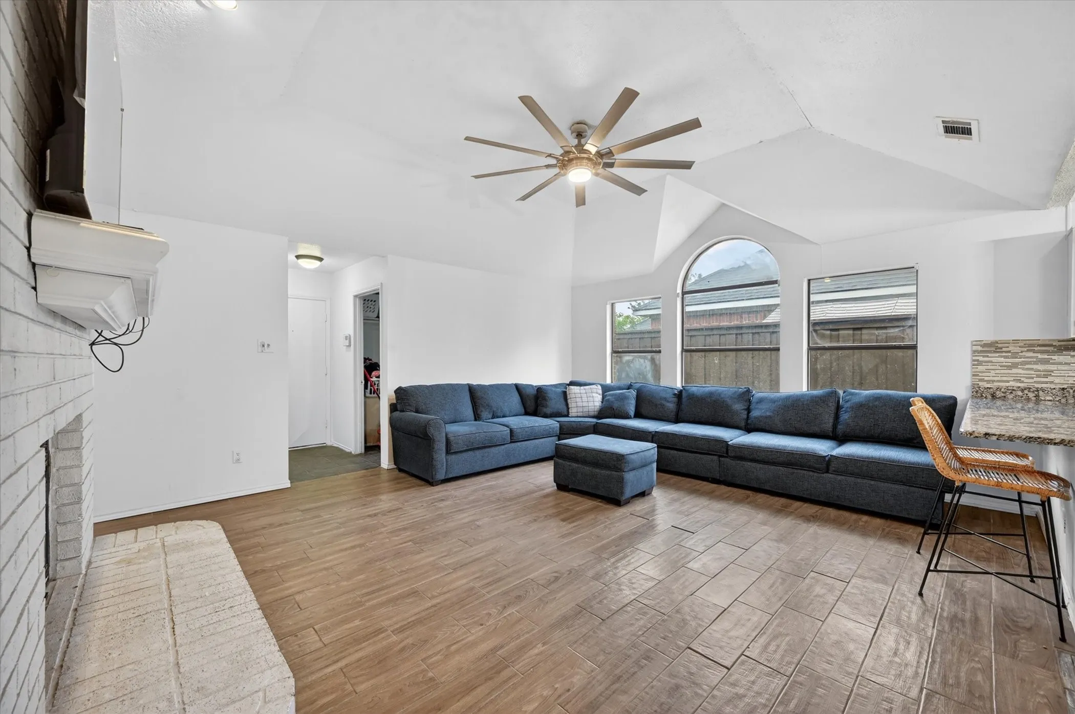 Single Family Residence For Sale in Dallas County , 1701 Briargrove Drive, Mesquite, Texas 75181, 4 Bedroom, 2 Bathroom, 2 Garage spaces, 2,382 Sqft, built in 1990, mls#21247165, Real Estate Agent in Mesquite, Homes For Sale in Dallas county, Homes For Sale in Mesquite, Realtor in Mesquite Texas, Real Estate Brokerage Independent Realty Texas, Luminita Cordes Realtor
