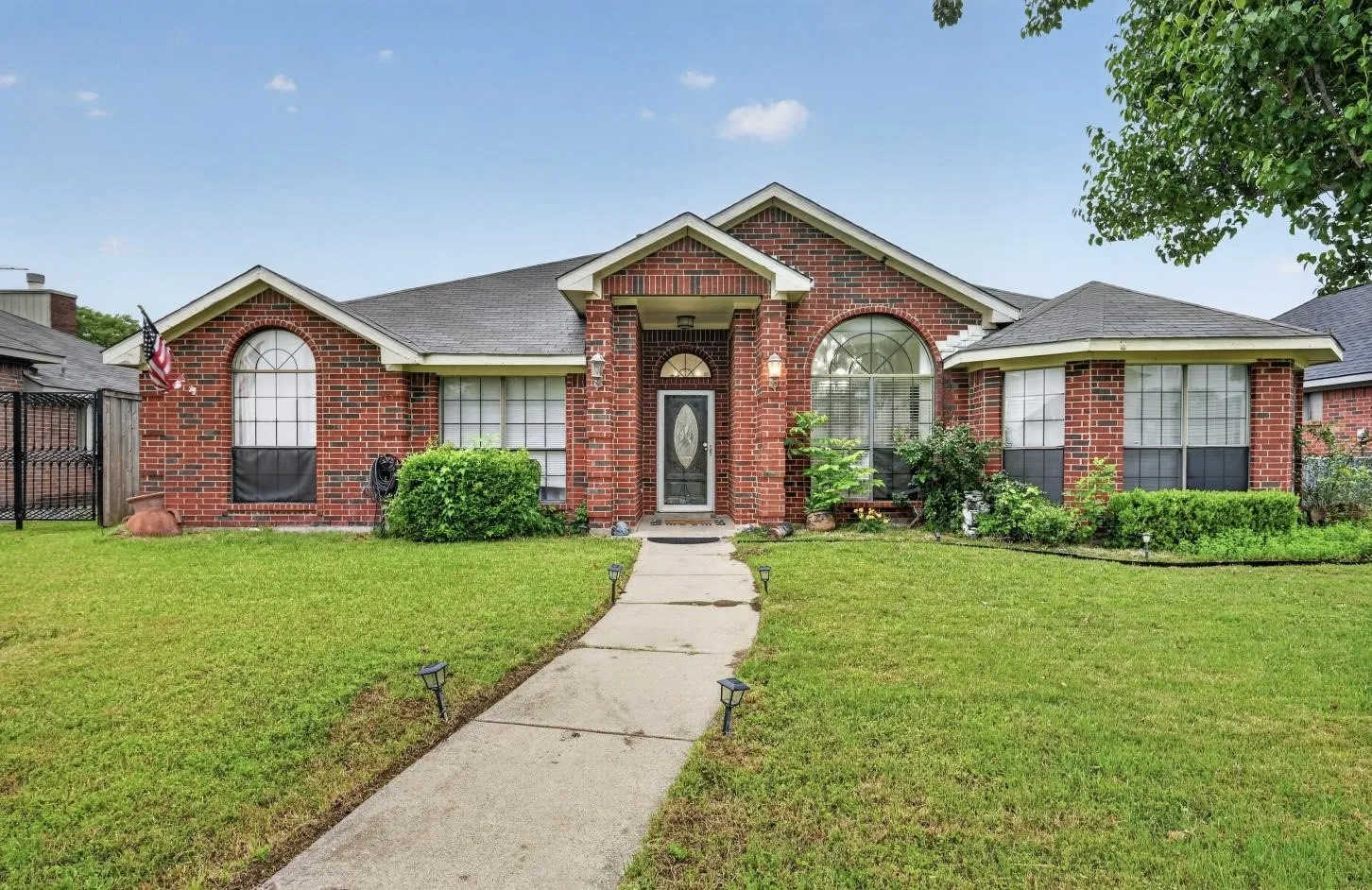 Single Family Residence For Sale in Dallas County , 1701 Briargrove Drive, Mesquite, Texas 75181, 4 Bedroom, 2 Bathroom, 2 Garage spaces, 2,382 Sqft, built in 1990, mls#21247165, Real Estate Agent in Mesquite, Homes For Sale in Dallas county, Homes For Sale in Mesquite, Realtor in Mesquite Texas, Real Estate Brokerage Independent Realty Texas, Luminita Cordes Realtor