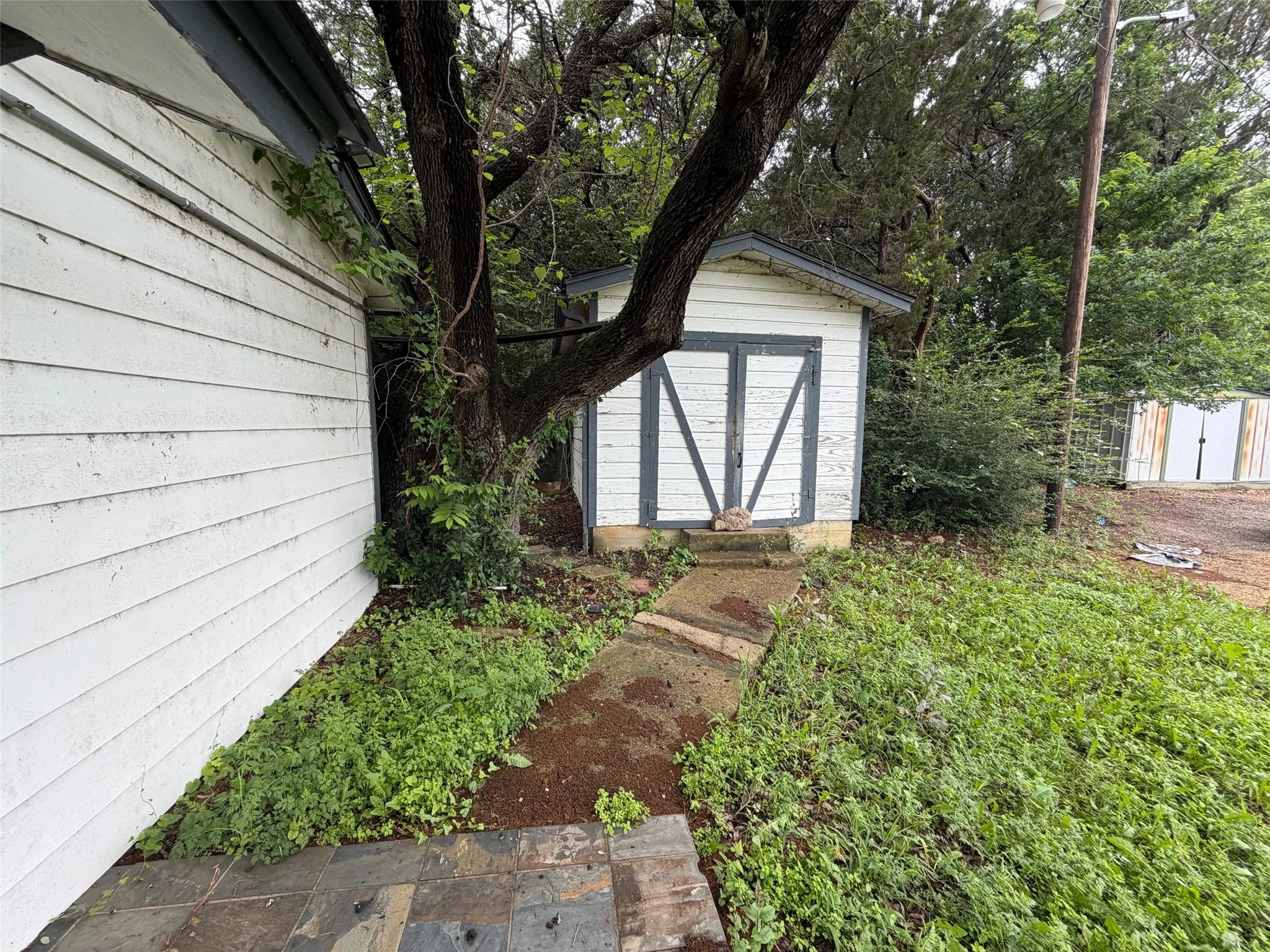 Single Family Residence For Sale in Hood County , 2604 Pinoak Street, Granbury, Texas 76048, 2 Bedroom, 2 Bathroom, Garage spaces, 1,040 Sqft, built in 1981, Preowned, mls#21243145, Real Estate Agent in Granbury, Homes For Sale in Hood county, Homes For Sale in Granbury, Realtor in Granbury Texas, Real Estate Brokerage Independent Realty Texas, Luminita Cordes Realtor