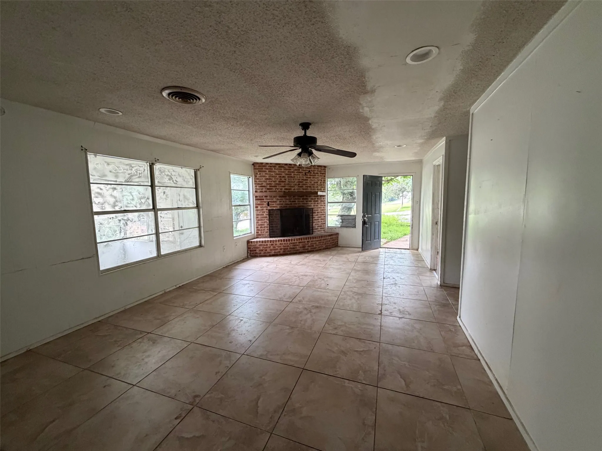Single Family Residence For Sale in Hood County , 2604 Pinoak Street, Granbury, Texas 76048, 2 Bedroom, 2 Bathroom, Garage spaces, 1,040 Sqft, built in 1981, Preowned, mls#21243145, Real Estate Agent in Granbury, Homes For Sale in Hood county, Homes For Sale in Granbury, Realtor in Granbury Texas, Real Estate Brokerage Independent Realty Texas, Luminita Cordes Realtor