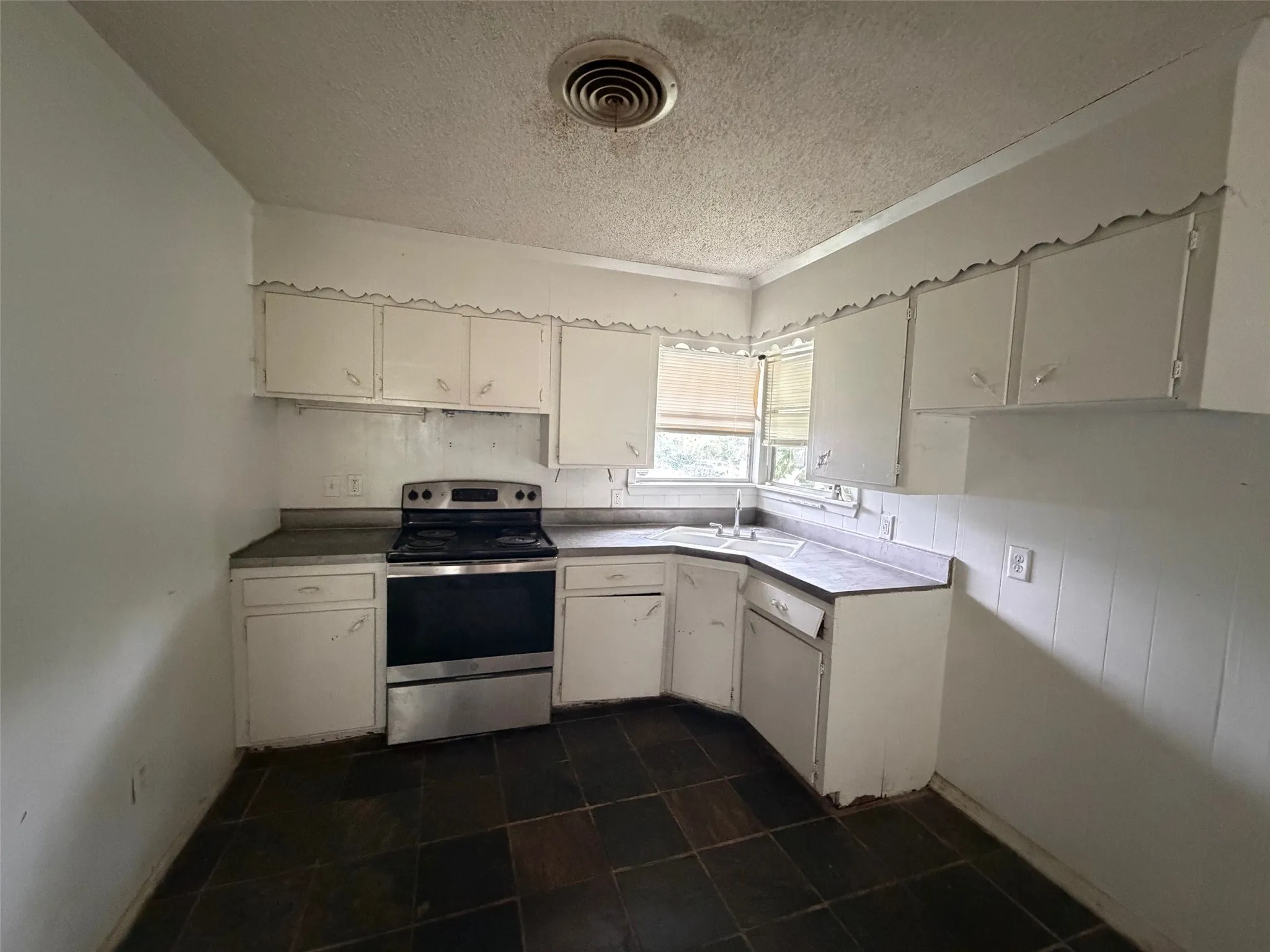 Single Family Residence For Sale in Hood County , 2604 Pinoak Street, Granbury, Texas 76048, 2 Bedroom, 2 Bathroom, Garage spaces, 1,040 Sqft, built in 1981, Preowned, mls#21243145, Real Estate Agent in Granbury, Homes For Sale in Hood county, Homes For Sale in Granbury, Realtor in Granbury Texas, Real Estate Brokerage Independent Realty Texas, Luminita Cordes Realtor
