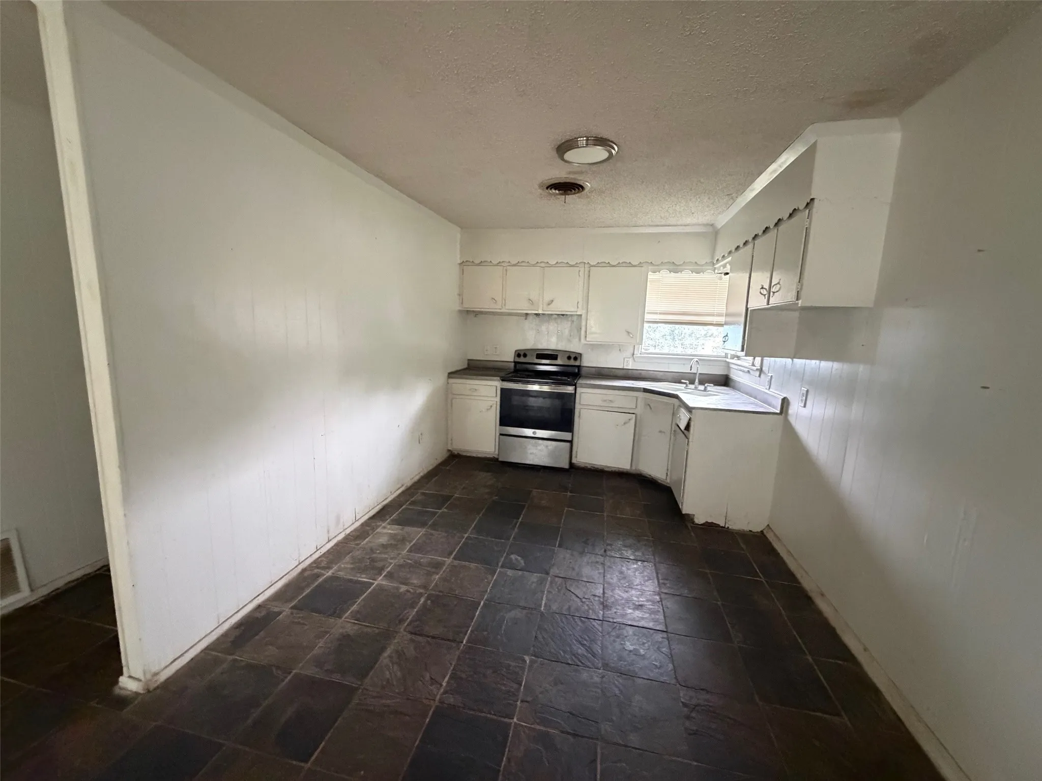 Single Family Residence For Sale in Hood County , 2604 Pinoak Street, Granbury, Texas 76048, 2 Bedroom, 2 Bathroom, Garage spaces, 1,040 Sqft, built in 1981, Preowned, mls#21243145, Real Estate Agent in Granbury, Homes For Sale in Hood county, Homes For Sale in Granbury, Realtor in Granbury Texas, Real Estate Brokerage Independent Realty Texas, Luminita Cordes Realtor