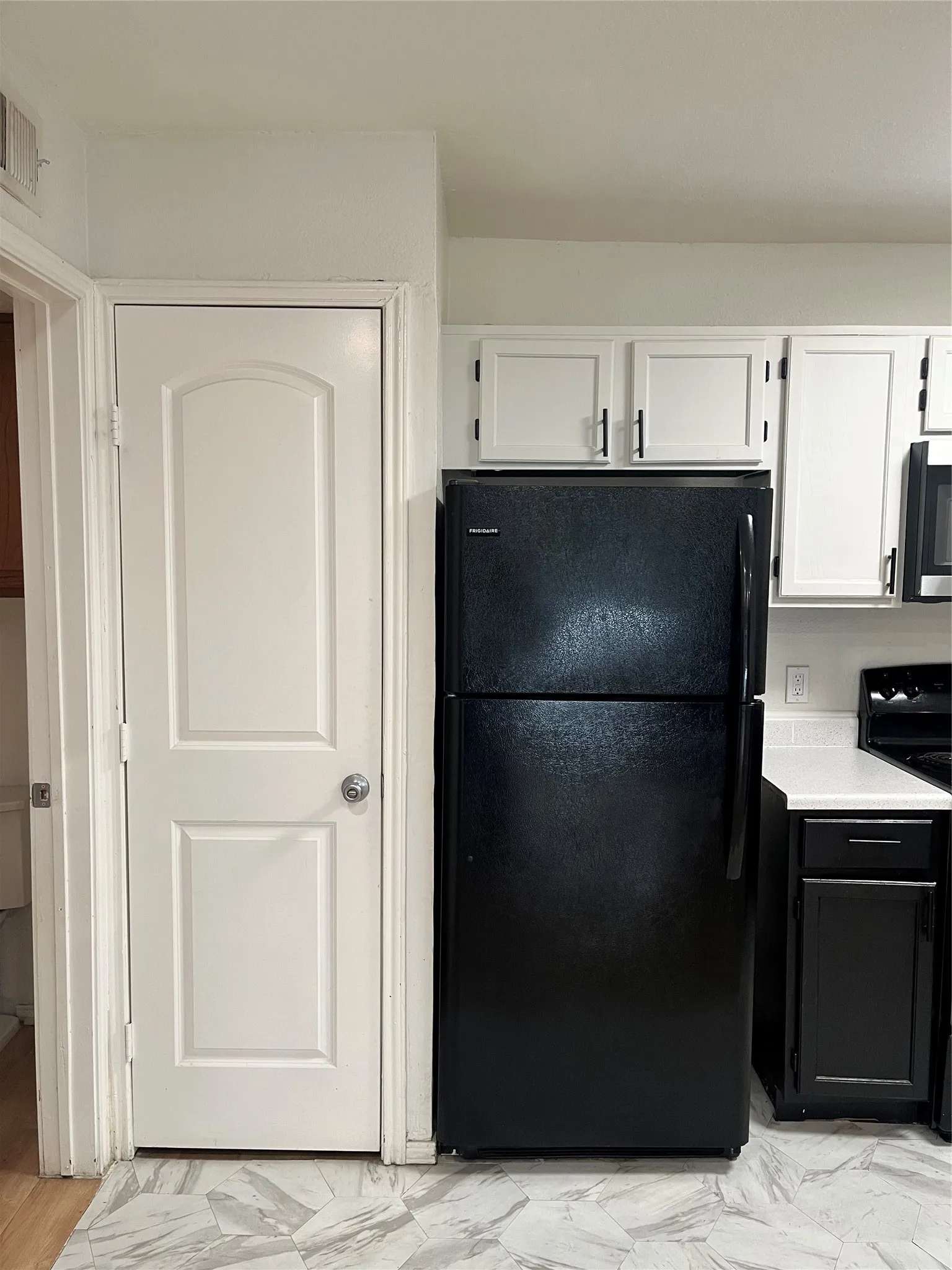 Condominium For Sale in Dallas County , 6108 Abrams Road 303, Dallas, Texas 75231, 1 Bedroom, 1 Bathroom, Garage spaces, 600 Sqft, built in 1984, Price $119,900, mls#21246208, Real Estate Agent in Dallas, Homes For Sale in Dallas county, Homes For Sale in Dallas, Realtor in Dallas Texas, Real Estate Brokerage Independent Realty Texas, Luminita Cordes Realtor