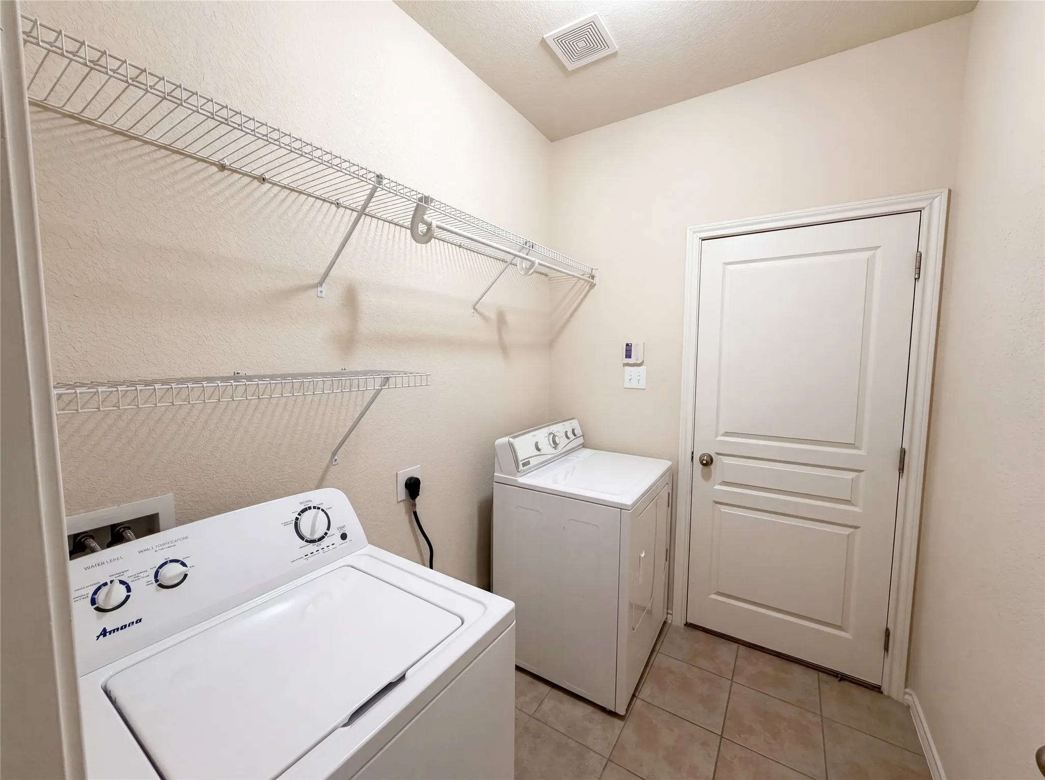 Single Family Residence For Sale in Tarrant County , 9816 Mullins Crossing Drive, Fort Worth, Texas 76126, 4 Bedroom, 3 Bathroom, 2 Garage spaces, 2,597 Sqft, built in 2007, Preowned, mls#21247368, Real Estate Agent in Fort Worth, Homes For Sale in Tarrant county, Homes For Sale in Fort Worth, Realtor in Fort Worth Texas, Real Estate Brokerage Independent Realty Texas, Luminita Cordes Realtor