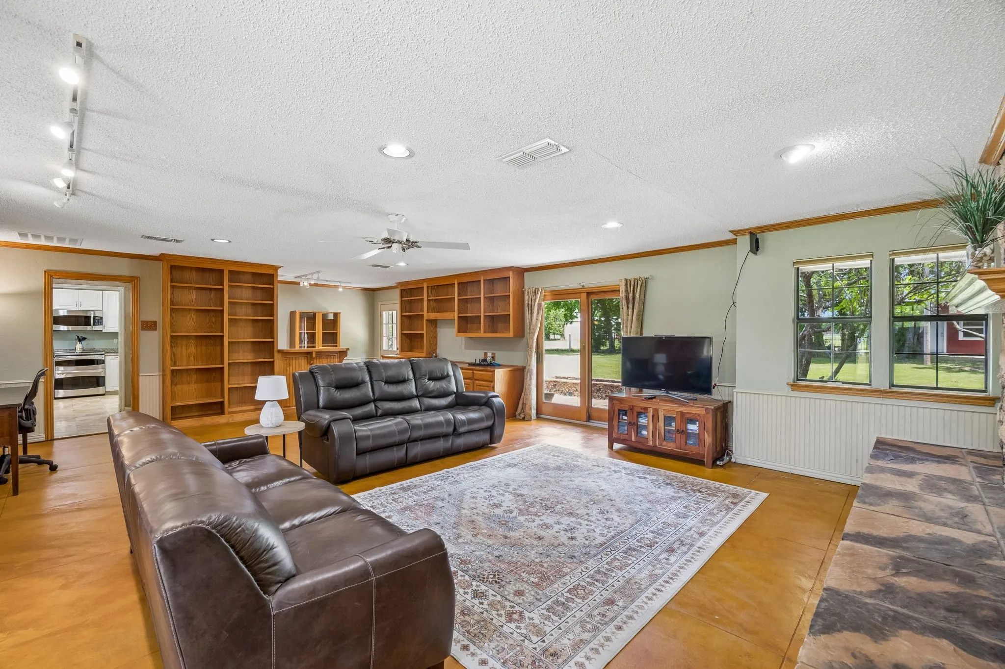 Single Family Residence For Sale in Collin County , 1300 Rock Ridge Road, Lucas, Texas 75002, 3 Bedroom, 3 Bathroom, 2 Garage spaces, 2,556 Sqft, built in 1983, Preowned, mls#21244794, Real Estate Agent in Lucas, Homes For Sale in Collin county, Homes For Sale in Lucas, Realtor in Lucas Texas, Real Estate Brokerage Independent Realty Texas, Luminita Cordes Realtor