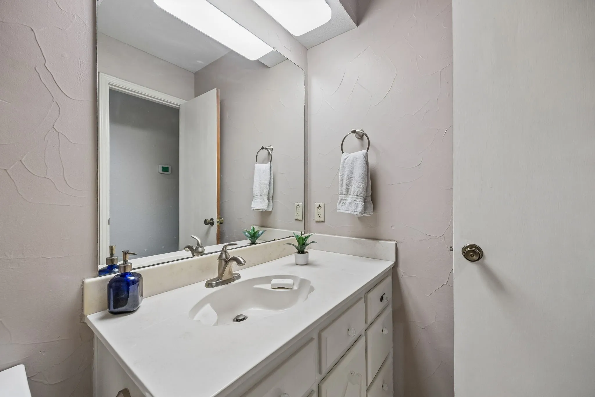 Single Family Residence For Sale in Collin County , 1300 Rock Ridge Road, Lucas, Texas 75002, 3 Bedroom, 3 Bathroom, 2 Garage spaces, 2,556 Sqft, built in 1983, Preowned, mls#21244794, Real Estate Agent in Lucas, Homes For Sale in Collin county, Homes For Sale in Lucas, Realtor in Lucas Texas, Real Estate Brokerage Independent Realty Texas, Luminita Cordes Realtor