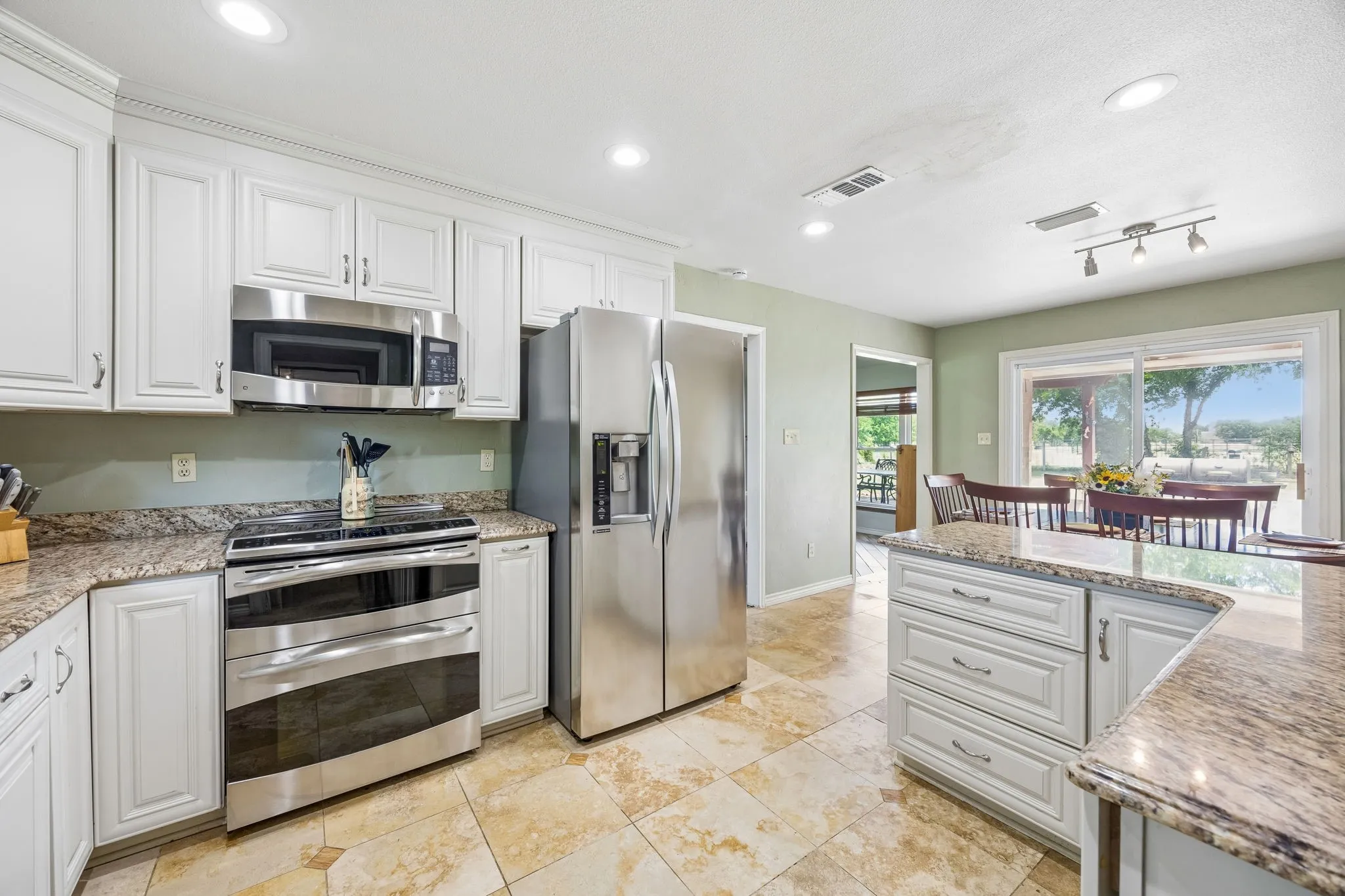 Single Family Residence For Sale in Collin County , 1300 Rock Ridge Road, Lucas, Texas 75002, 3 Bedroom, 3 Bathroom, 2 Garage spaces, 2,556 Sqft, built in 1983, Preowned, mls#21244794, Real Estate Agent in Lucas, Homes For Sale in Collin county, Homes For Sale in Lucas, Realtor in Lucas Texas, Real Estate Brokerage Independent Realty Texas, Luminita Cordes Realtor