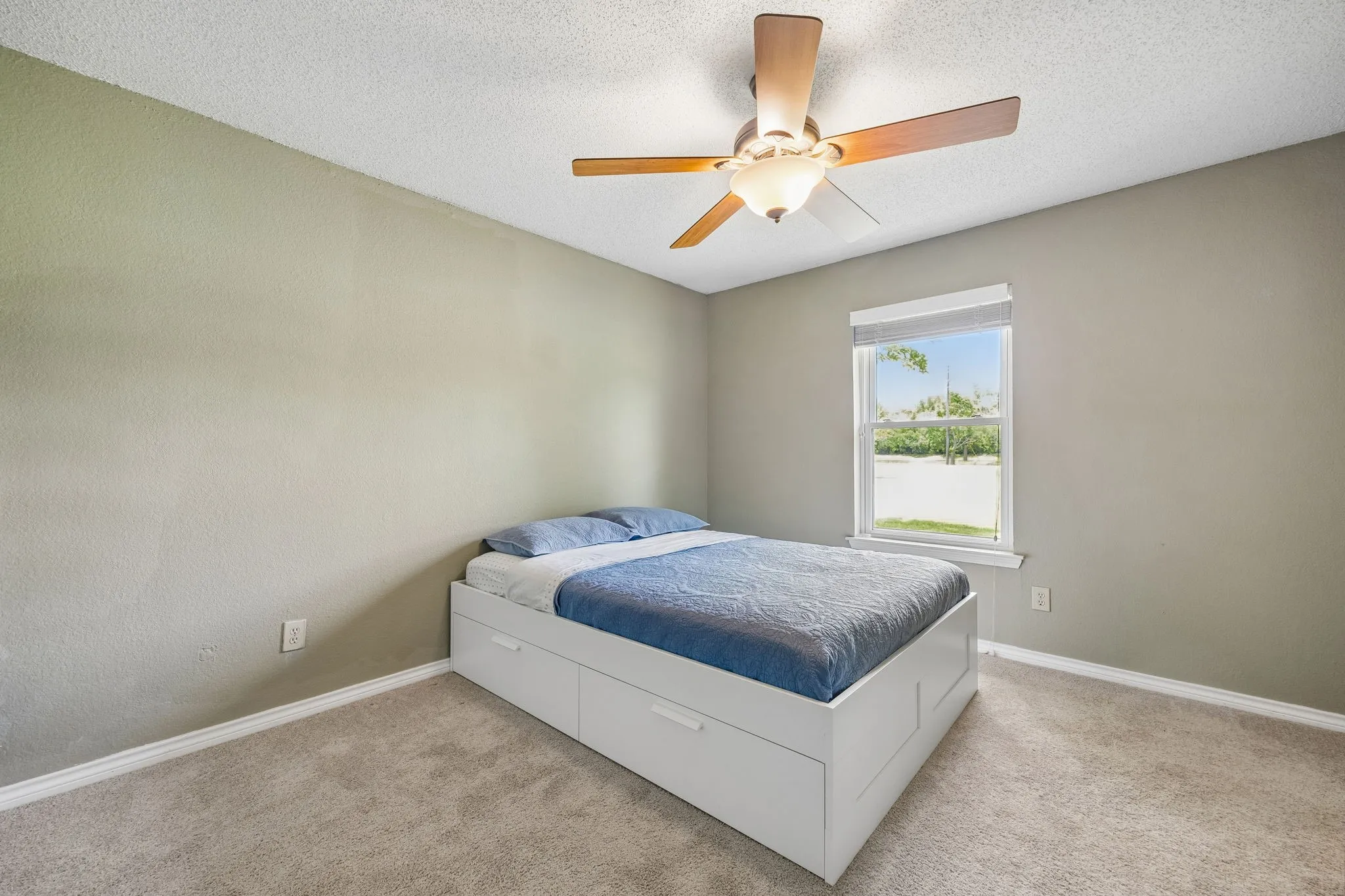 Single Family Residence For Sale in Collin County , 1300 Rock Ridge Road, Lucas, Texas 75002, 3 Bedroom, 3 Bathroom, 2 Garage spaces, 2,556 Sqft, built in 1983, Preowned, mls#21244794, Real Estate Agent in Lucas, Homes For Sale in Collin county, Homes For Sale in Lucas, Realtor in Lucas Texas, Real Estate Brokerage Independent Realty Texas, Luminita Cordes Realtor