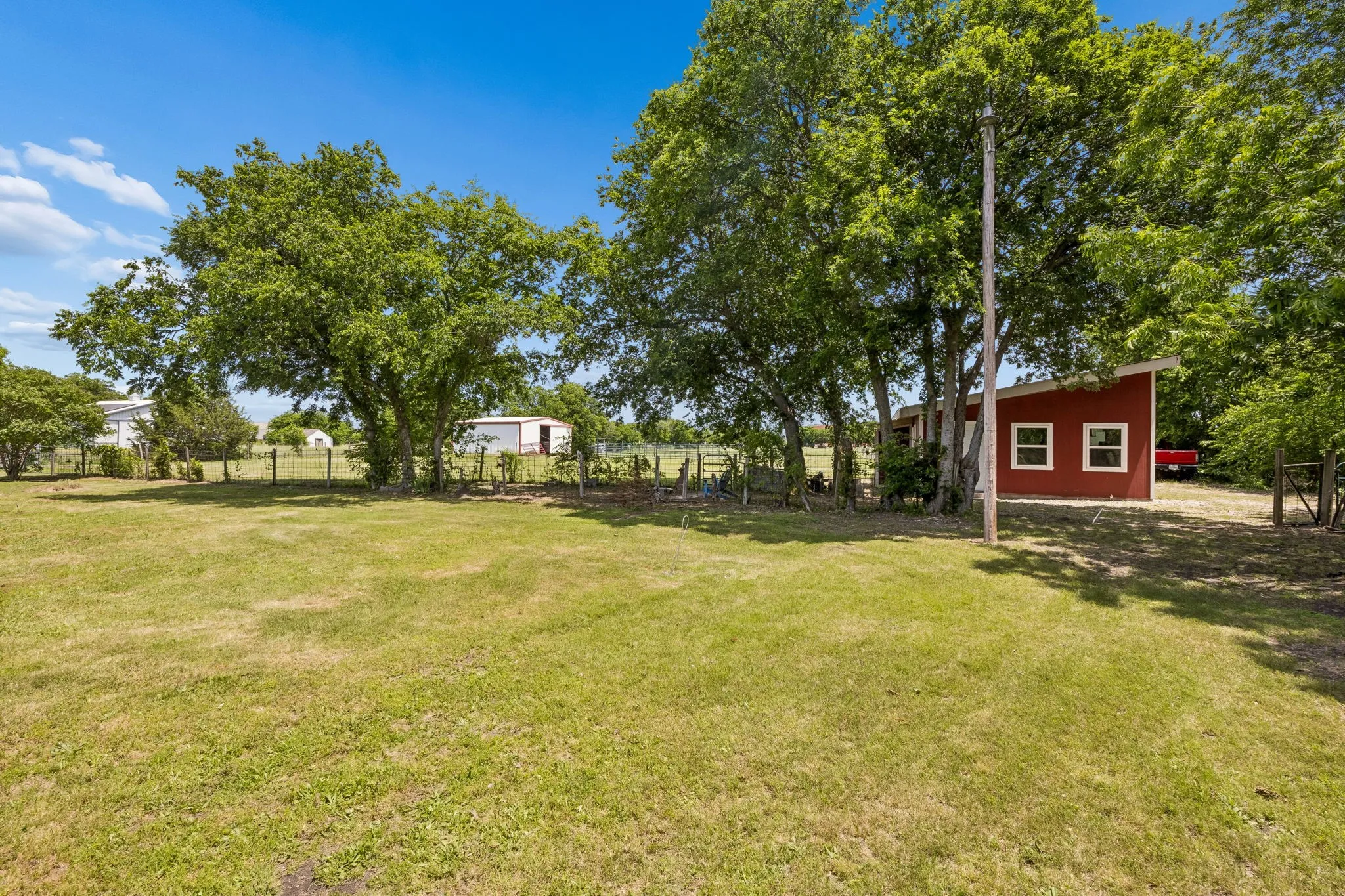 Single Family Residence For Sale in Collin County , 1300 Rock Ridge Road, Lucas, Texas 75002, 3 Bedroom, 3 Bathroom, 2 Garage spaces, 2,556 Sqft, built in 1983, Preowned, mls#21244794, Real Estate Agent in Lucas, Homes For Sale in Collin county, Homes For Sale in Lucas, Realtor in Lucas Texas, Real Estate Brokerage Independent Realty Texas, Luminita Cordes Realtor