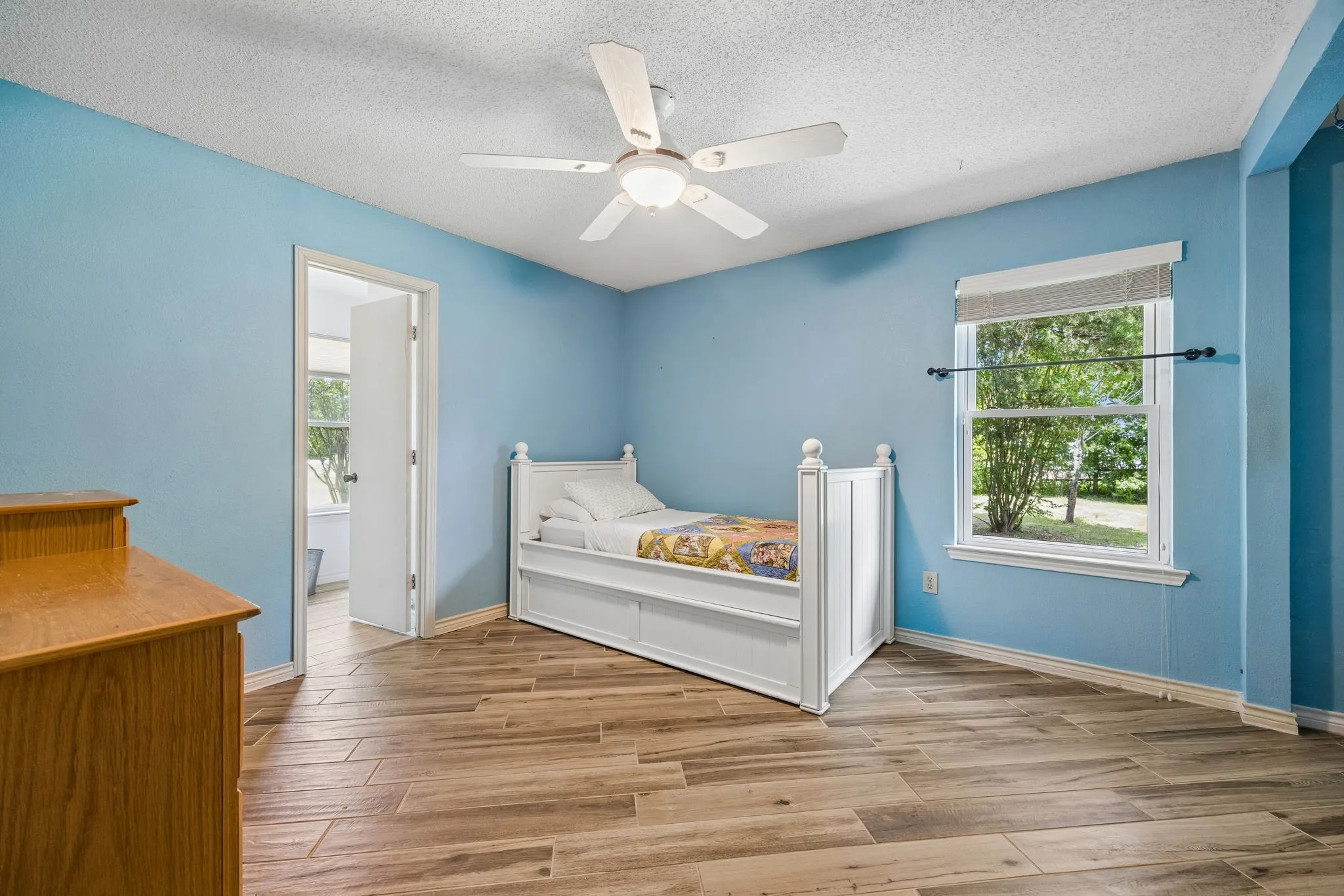 Single Family Residence For Sale in Collin County , 1300 Rock Ridge Road, Lucas, Texas 75002, 3 Bedroom, 3 Bathroom, 2 Garage spaces, 2,556 Sqft, built in 1983, Preowned, mls#21244794, Real Estate Agent in Lucas, Homes For Sale in Collin county, Homes For Sale in Lucas, Realtor in Lucas Texas, Real Estate Brokerage Independent Realty Texas, Luminita Cordes Realtor
