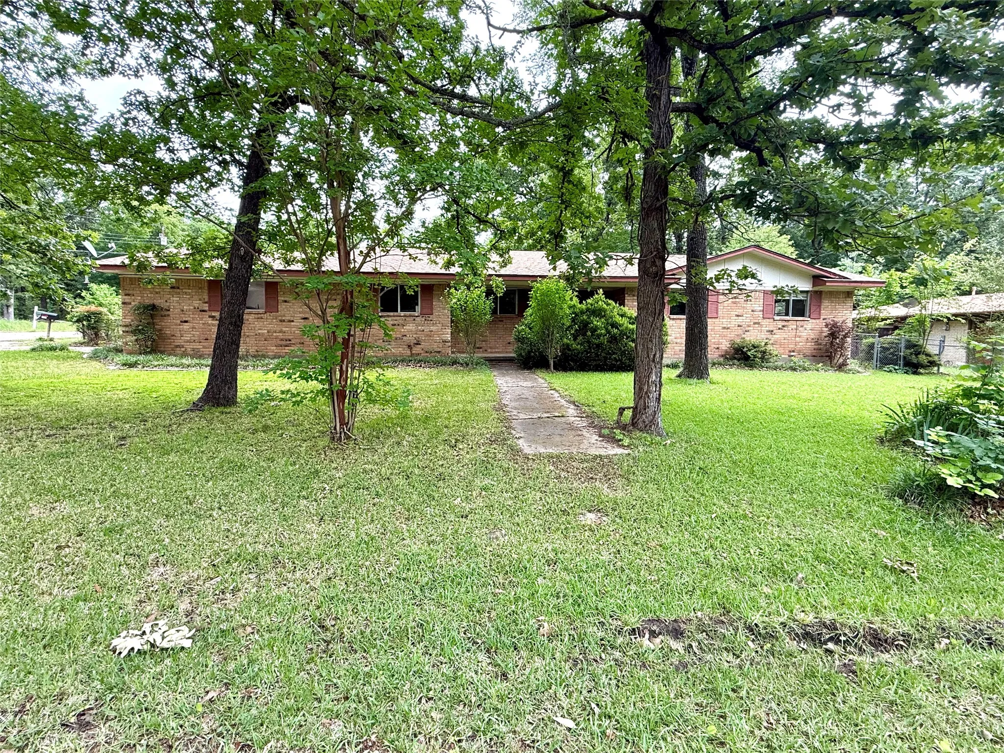 Single Family Residence For Sale in Van Zandt County , 1354 Shady Lane, Canton, Texas 75103, 3 Bedroom, 2 Bathroom, Garage spaces, 1,666 Sqft, built in 1973, Price $169,000, mls#21245816, Real Estate Agent in Canton, Homes For Sale in Van Zandt county, Homes For Sale in Canton, Realtor in Canton Texas, Real Estate Brokerage Independent Realty Texas, Luminita Cordes Realtor