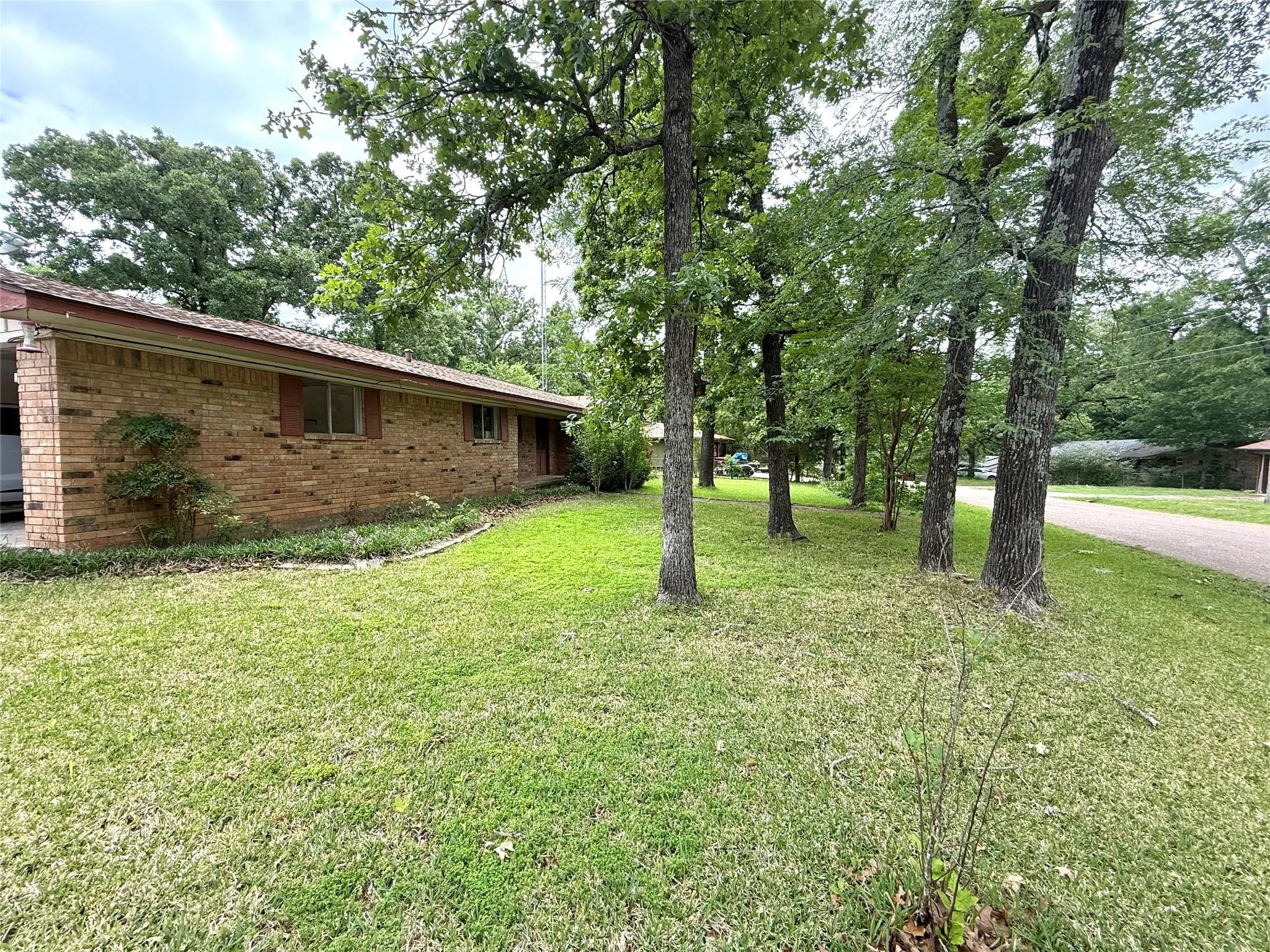 Single Family Residence For Sale in Van Zandt County , 1354 Shady Lane, Canton, Texas 75103, 3 Bedroom, 2 Bathroom, Garage spaces, 1,666 Sqft, built in 1973, Price $169,000, mls#21245816, Real Estate Agent in Canton, Homes For Sale in Van Zandt county, Homes For Sale in Canton, Realtor in Canton Texas, Real Estate Brokerage Independent Realty Texas, Luminita Cordes Realtor