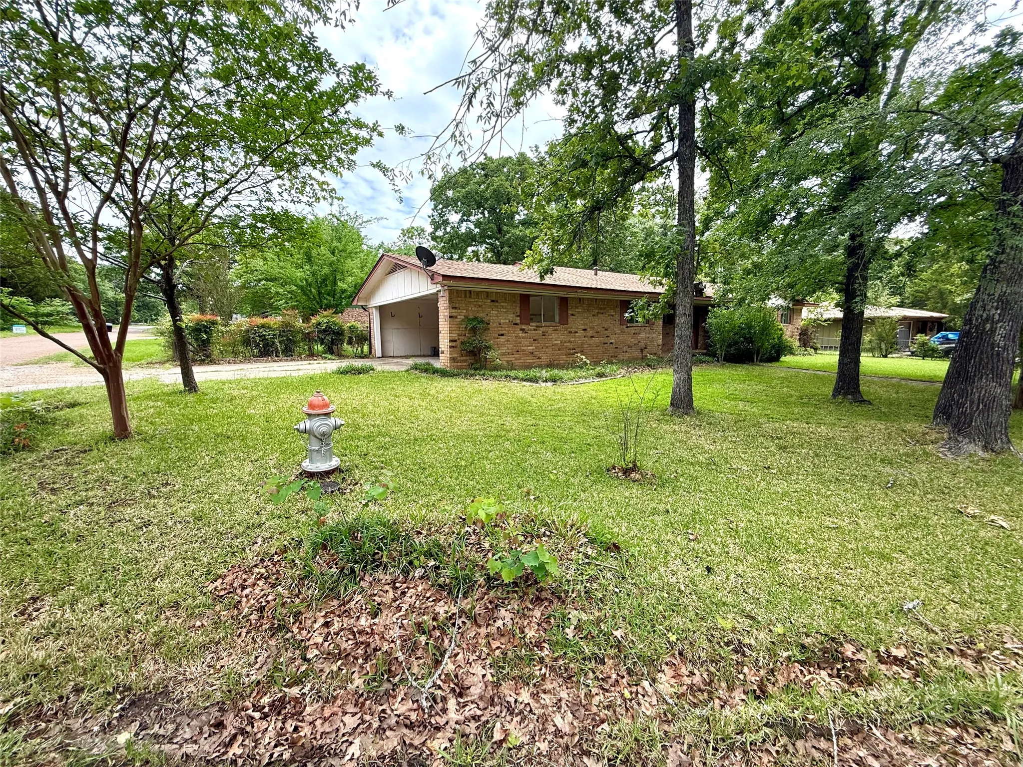 Single Family Residence For Sale in Van Zandt County , 1354 Shady Lane, Canton, Texas 75103, 3 Bedroom, 2 Bathroom, Garage spaces, 1,666 Sqft, built in 1973, Price $169,000, mls#21245816, Real Estate Agent in Canton, Homes For Sale in Van Zandt county, Homes For Sale in Canton, Realtor in Canton Texas, Real Estate Brokerage Independent Realty Texas, Luminita Cordes Realtor