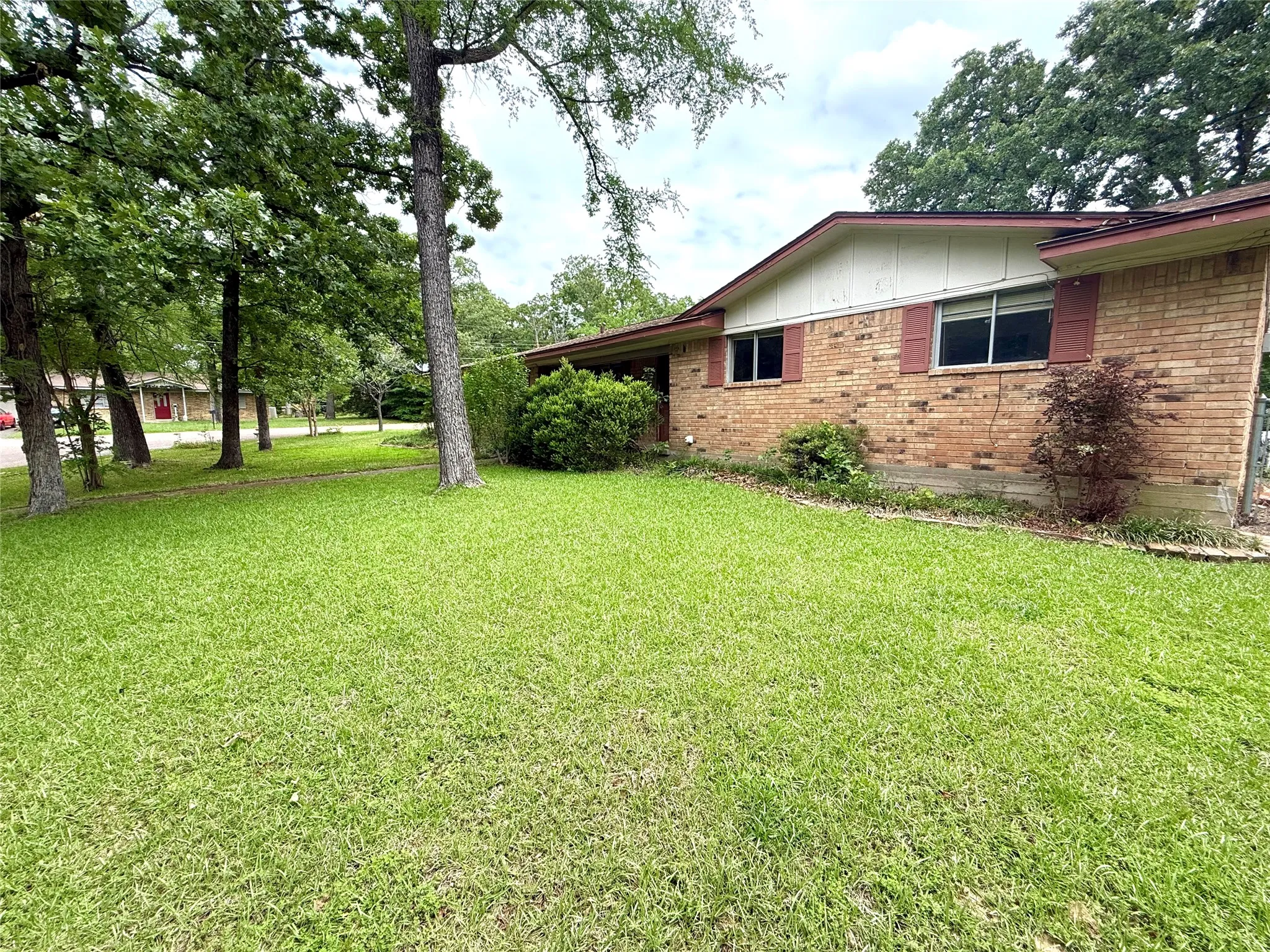 Single Family Residence For Sale in Van Zandt County , 1354 Shady Lane, Canton, Texas 75103, 3 Bedroom, 2 Bathroom, Garage spaces, 1,666 Sqft, built in 1973, Price $169,000, mls#21245816, Real Estate Agent in Canton, Homes For Sale in Van Zandt county, Homes For Sale in Canton, Realtor in Canton Texas, Real Estate Brokerage Independent Realty Texas, Luminita Cordes Realtor