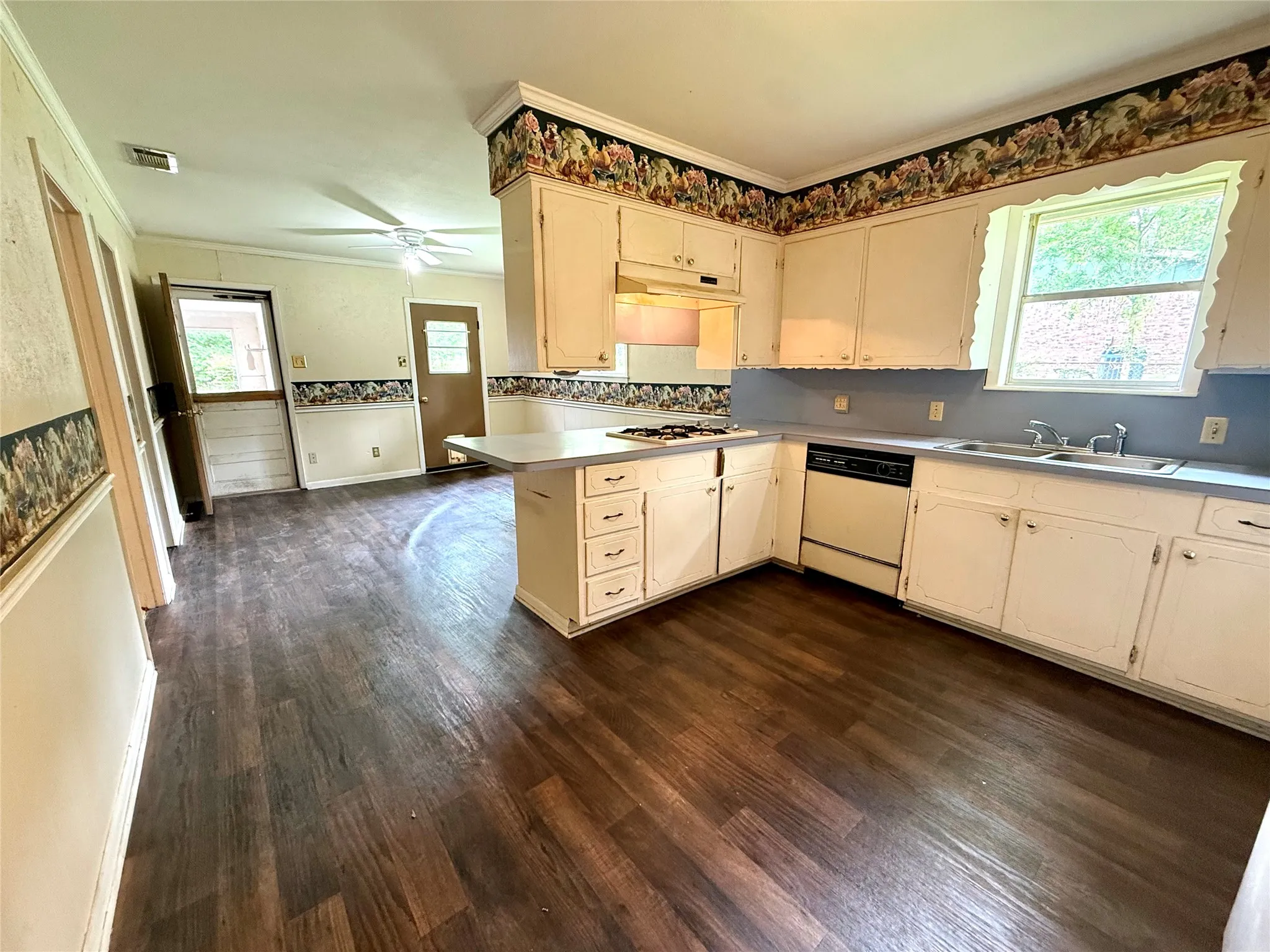 Single Family Residence For Sale in Van Zandt County , 1354 Shady Lane, Canton, Texas 75103, 3 Bedroom, 2 Bathroom, Garage spaces, 1,666 Sqft, built in 1973, Price $169,000, mls#21245816, Real Estate Agent in Canton, Homes For Sale in Van Zandt county, Homes For Sale in Canton, Realtor in Canton Texas, Real Estate Brokerage Independent Realty Texas, Luminita Cordes Realtor