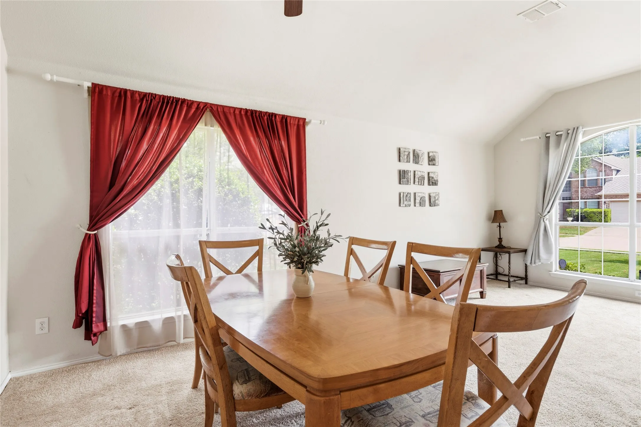 Single Family Residence For Sale in Denton County , 3724 Ranchman Boulevard, Denton, Texas 76210, 4 Bedroom, 2 Bathroom, 2 Garage spaces, 2,163 Sqft, built in 2000, Preowned, mls#21246102, Real Estate Agent in Denton, Homes For Sale in Denton county, Homes For Sale in Denton, Realtor in Denton Texas, Real Estate Brokerage Independent Realty Texas, Luminita Cordes Realtor