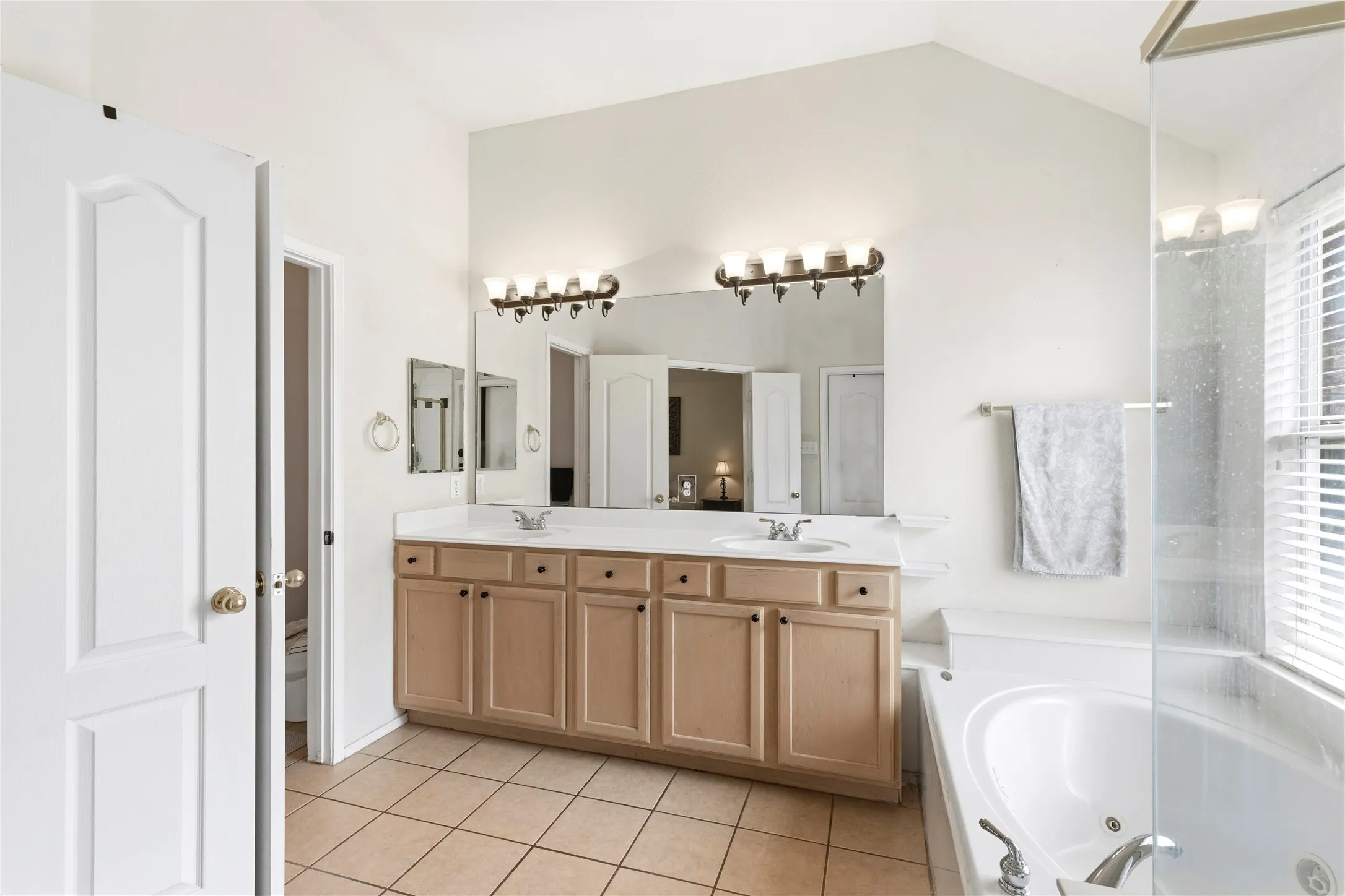 Single Family Residence For Sale in Denton County , 3724 Ranchman Boulevard, Denton, Texas 76210, 4 Bedroom, 2 Bathroom, 2 Garage spaces, 2,163 Sqft, built in 2000, Preowned, mls#21246102, Real Estate Agent in Denton, Homes For Sale in Denton county, Homes For Sale in Denton, Realtor in Denton Texas, Real Estate Brokerage Independent Realty Texas, Luminita Cordes Realtor