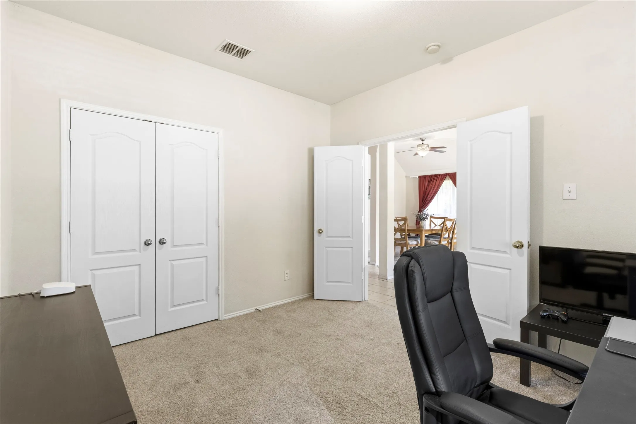 Single Family Residence For Sale in Denton County , 3724 Ranchman Boulevard, Denton, Texas 76210, 4 Bedroom, 2 Bathroom, 2 Garage spaces, 2,163 Sqft, built in 2000, Preowned, mls#21246102, Real Estate Agent in Denton, Homes For Sale in Denton county, Homes For Sale in Denton, Realtor in Denton Texas, Real Estate Brokerage Independent Realty Texas, Luminita Cordes Realtor