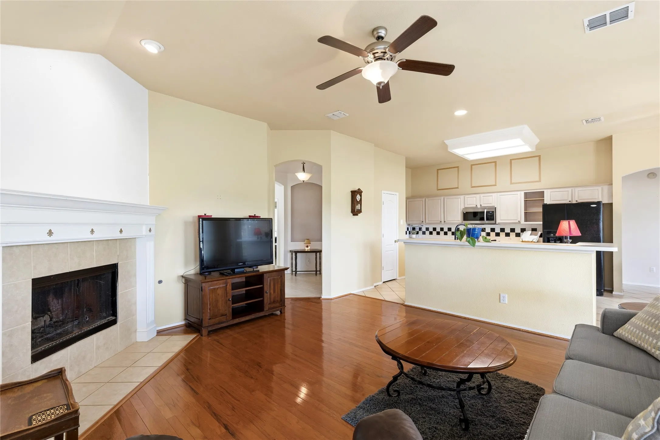 Single Family Residence For Sale in Denton County , 3724 Ranchman Boulevard, Denton, Texas 76210, 4 Bedroom, 2 Bathroom, 2 Garage spaces, 2,163 Sqft, built in 2000, Preowned, mls#21246102, Real Estate Agent in Denton, Homes For Sale in Denton county, Homes For Sale in Denton, Realtor in Denton Texas, Real Estate Brokerage Independent Realty Texas, Luminita Cordes Realtor