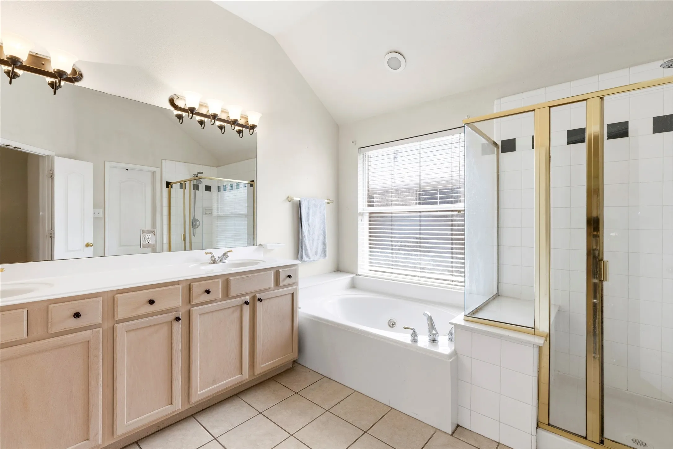 Single Family Residence For Sale in Denton County , 3724 Ranchman Boulevard, Denton, Texas 76210, 4 Bedroom, 2 Bathroom, 2 Garage spaces, 2,163 Sqft, built in 2000, Preowned, mls#21246102, Real Estate Agent in Denton, Homes For Sale in Denton county, Homes For Sale in Denton, Realtor in Denton Texas, Real Estate Brokerage Independent Realty Texas, Luminita Cordes Realtor