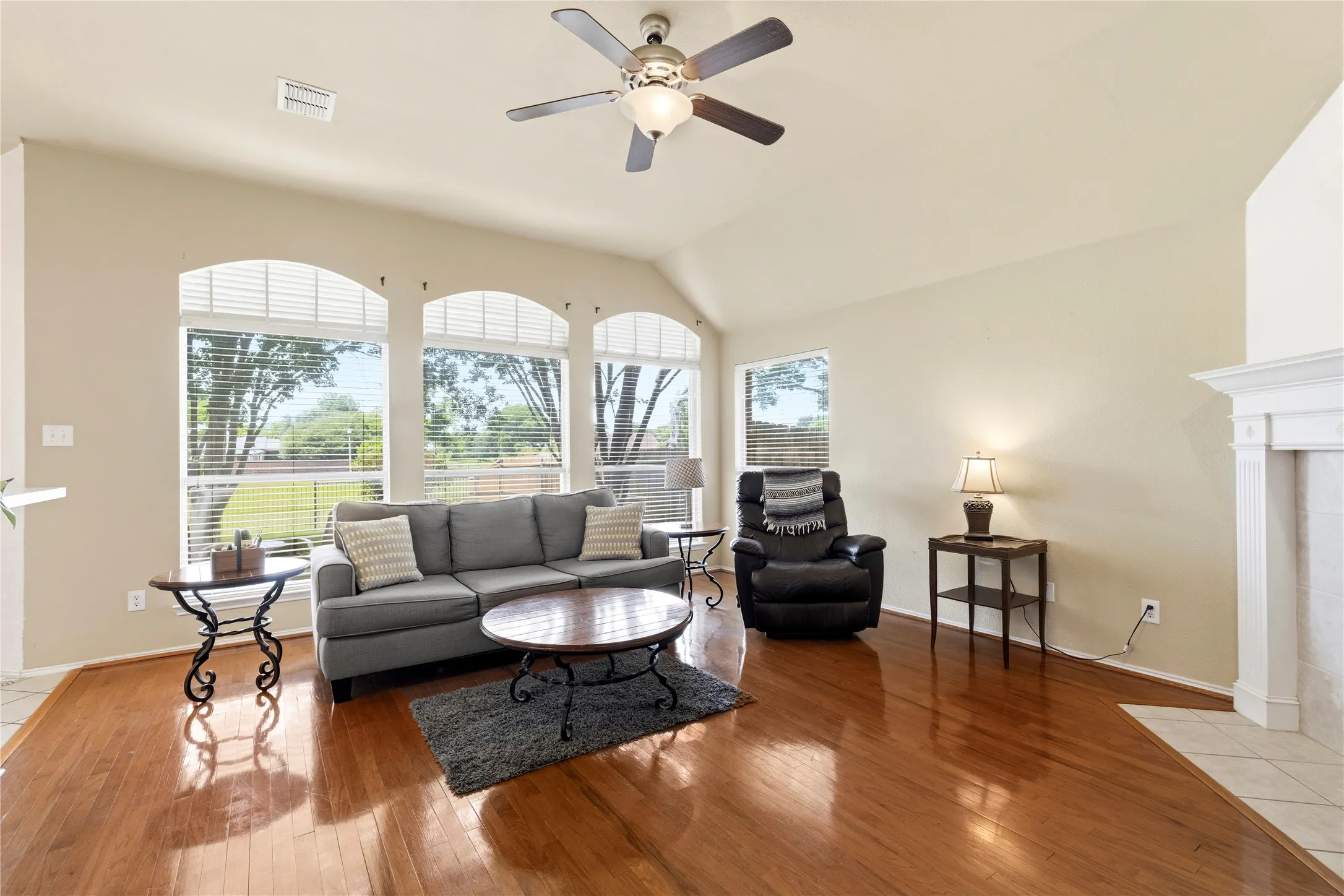 Single Family Residence For Sale in Denton County , 3724 Ranchman Boulevard, Denton, Texas 76210, 4 Bedroom, 2 Bathroom, 2 Garage spaces, 2,163 Sqft, built in 2000, Preowned, mls#21246102, Real Estate Agent in Denton, Homes For Sale in Denton county, Homes For Sale in Denton, Realtor in Denton Texas, Real Estate Brokerage Independent Realty Texas, Luminita Cordes Realtor