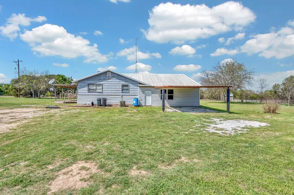 Single Family Residence For Sale in Bosque County , 105 County Road 3590, China Spring, Texas 76633, 3 Bedroom, 2 Bathroom, 1 Garage spaces, 1,309 Sqft, built in 1980, Preowned, mls#21220545, Real Estate Agent in China Spring, Homes For Sale in Bosque county, Homes For Sale in China Spring, Realtor in China Spring Texas, Real Estate Brokerage Independent Realty Texas, Luminita Cordes Realtor