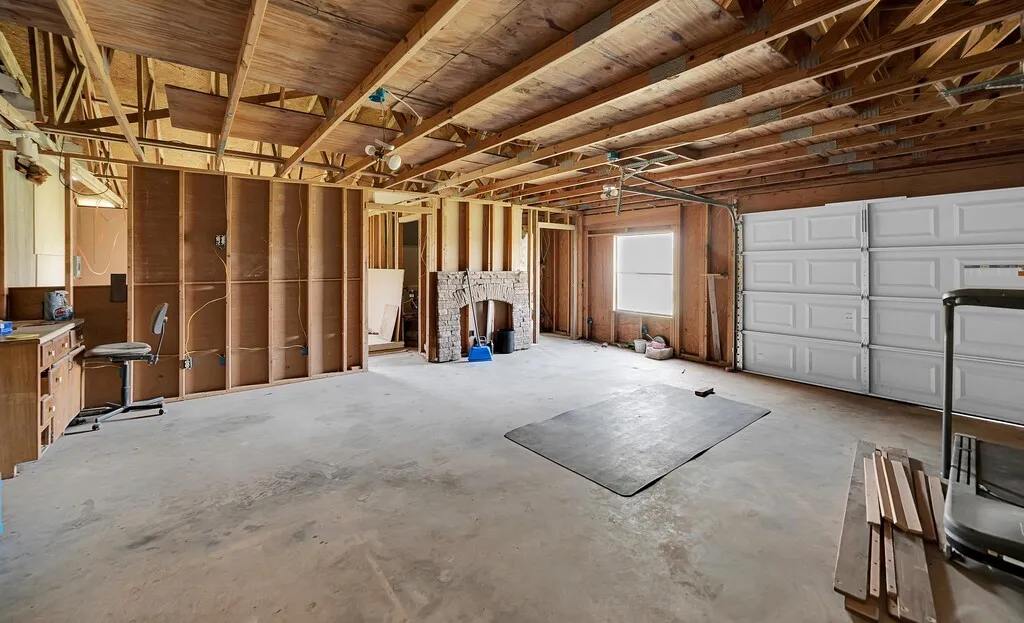Single Family Residence For Sale in Bosque County , 105 County Road 3590, China Spring, Texas 76633, 3 Bedroom, 2 Bathroom, 1 Garage spaces, 1,309 Sqft, built in 1980, Preowned, mls#21220545, Real Estate Agent in China Spring, Homes For Sale in Bosque county, Homes For Sale in China Spring, Realtor in China Spring Texas, Real Estate Brokerage Independent Realty Texas, Luminita Cordes Realtor