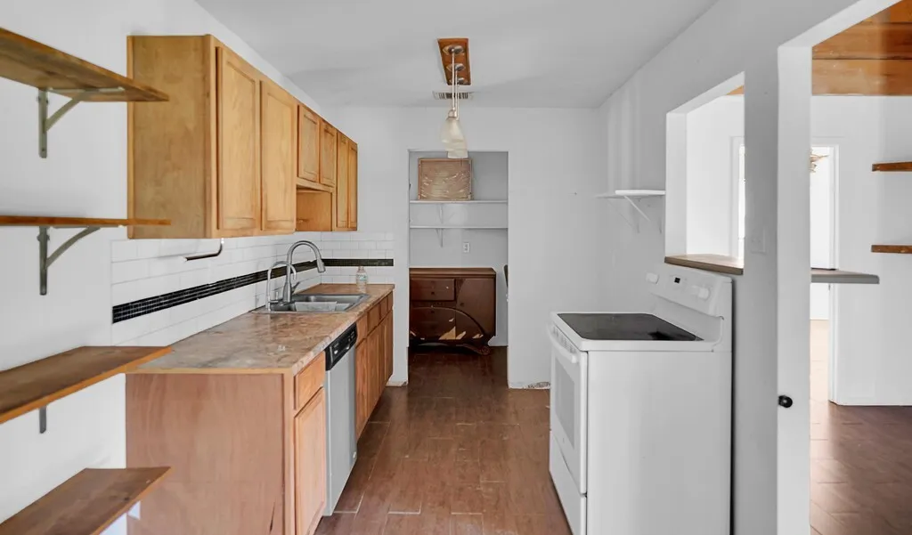 Single Family Residence For Sale in Bosque County , 105 County Road 3590, China Spring, Texas 76633, 3 Bedroom, 2 Bathroom, 1 Garage spaces, 1,309 Sqft, built in 1980, Preowned, mls#21220545, Real Estate Agent in China Spring, Homes For Sale in Bosque county, Homes For Sale in China Spring, Realtor in China Spring Texas, Real Estate Brokerage Independent Realty Texas, Luminita Cordes Realtor