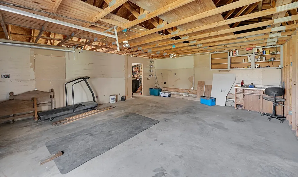 Single Family Residence For Sale in Bosque County , 105 County Road 3590, China Spring, Texas 76633, 3 Bedroom, 2 Bathroom, 1 Garage spaces, 1,309 Sqft, built in 1980, Preowned, mls#21220545, Real Estate Agent in China Spring, Homes For Sale in Bosque county, Homes For Sale in China Spring, Realtor in China Spring Texas, Real Estate Brokerage Independent Realty Texas, Luminita Cordes Realtor