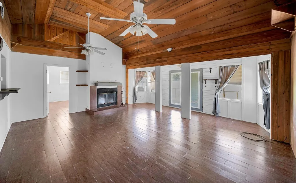 Single Family Residence For Sale in Bosque County , 105 County Road 3590, China Spring, Texas 76633, 3 Bedroom, 2 Bathroom, 1 Garage spaces, 1,309 Sqft, built in 1980, Preowned, mls#21220545, Real Estate Agent in China Spring, Homes For Sale in Bosque county, Homes For Sale in China Spring, Realtor in China Spring Texas, Real Estate Brokerage Independent Realty Texas, Luminita Cordes Realtor