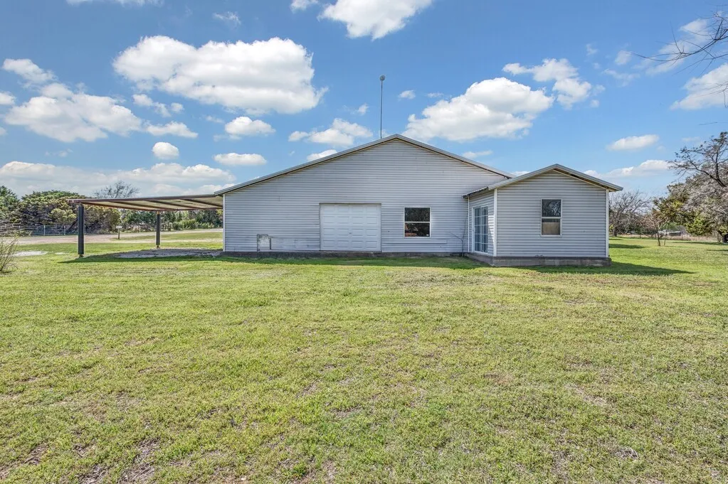Single Family Residence For Sale in Bosque County , 105 County Road 3590, China Spring, Texas 76633, 3 Bedroom, 2 Bathroom, 1 Garage spaces, 1,309 Sqft, built in 1980, Preowned, mls#21220545, Real Estate Agent in China Spring, Homes For Sale in Bosque county, Homes For Sale in China Spring, Realtor in China Spring Texas, Real Estate Brokerage Independent Realty Texas, Luminita Cordes Realtor