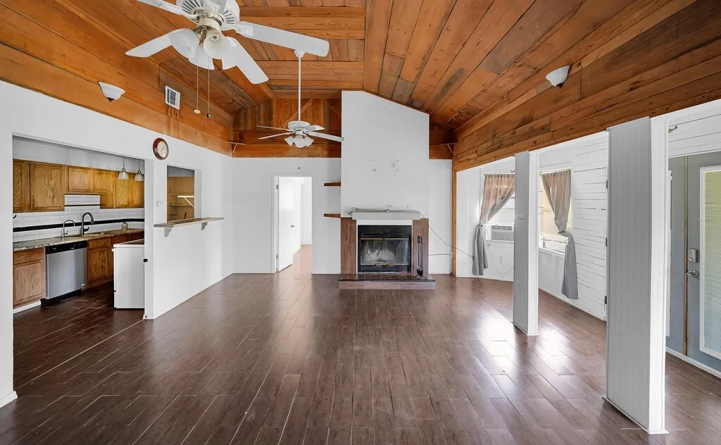 Single Family Residence For Sale in Bosque County , 105 County Road 3590, China Spring, Texas 76633, 3 Bedroom, 2 Bathroom, 1 Garage spaces, 1,309 Sqft, built in 1980, Preowned, mls#21220545, Real Estate Agent in China Spring, Homes For Sale in Bosque county, Homes For Sale in China Spring, Realtor in China Spring Texas, Real Estate Brokerage Independent Realty Texas, Luminita Cordes Realtor