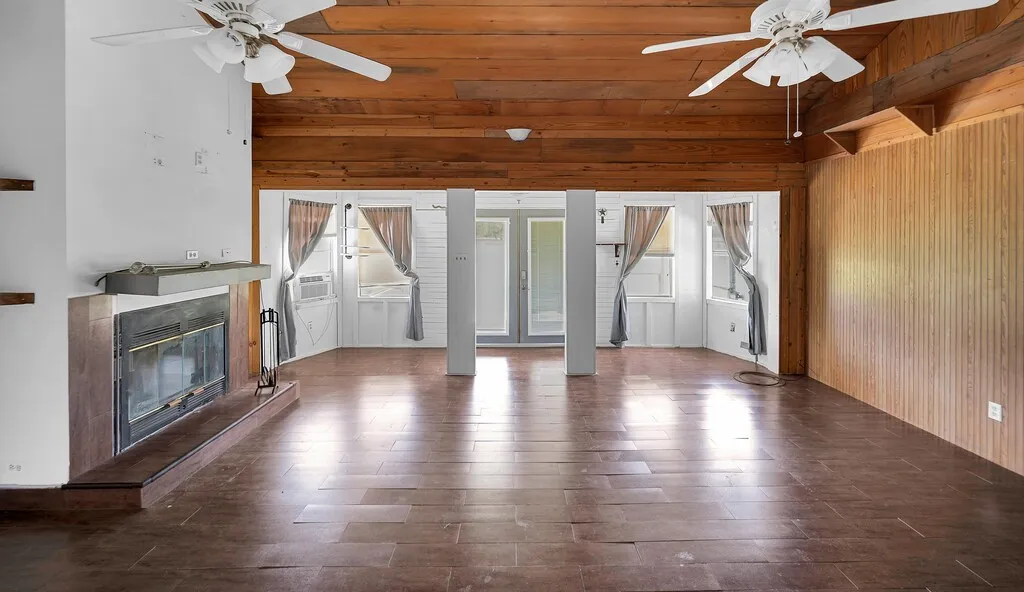 Single Family Residence For Sale in Bosque County , 105 County Road 3590, China Spring, Texas 76633, 3 Bedroom, 2 Bathroom, 1 Garage spaces, 1,309 Sqft, built in 1980, Preowned, mls#21220545, Real Estate Agent in China Spring, Homes For Sale in Bosque county, Homes For Sale in China Spring, Realtor in China Spring Texas, Real Estate Brokerage Independent Realty Texas, Luminita Cordes Realtor