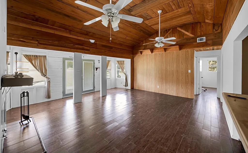 Single Family Residence For Sale in Bosque County , 105 County Road 3590, China Spring, Texas 76633, 3 Bedroom, 2 Bathroom, 1 Garage spaces, 1,309 Sqft, built in 1980, Preowned, mls#21220545, Real Estate Agent in China Spring, Homes For Sale in Bosque county, Homes For Sale in China Spring, Realtor in China Spring Texas, Real Estate Brokerage Independent Realty Texas, Luminita Cordes Realtor