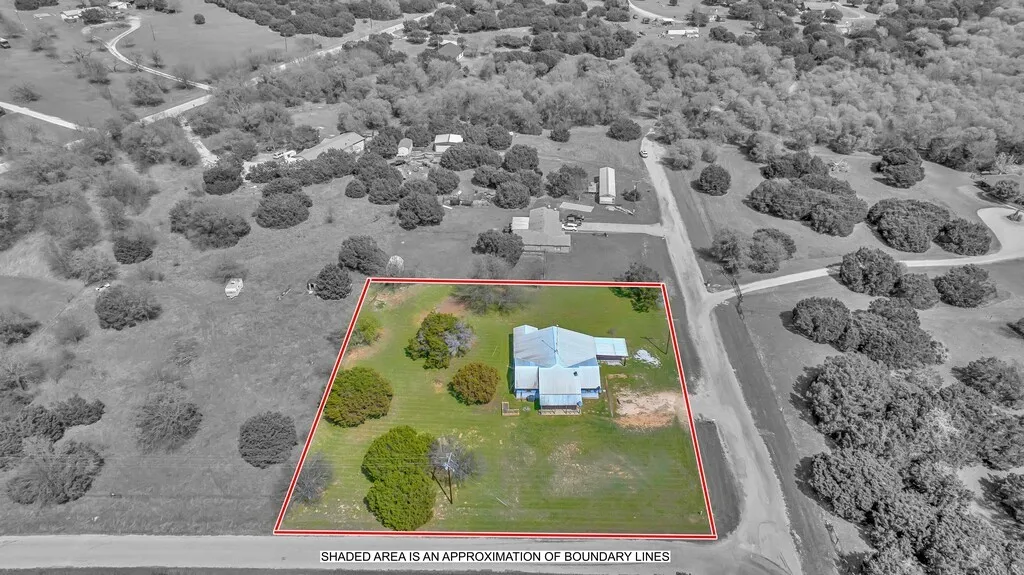Single Family Residence For Sale in Bosque County , 105 County Road 3590, China Spring, Texas 76633, 3 Bedroom, 2 Bathroom, 1 Garage spaces, 1,309 Sqft, built in 1980, Preowned, mls#21220545, Real Estate Agent in China Spring, Homes For Sale in Bosque county, Homes For Sale in China Spring, Realtor in China Spring Texas, Real Estate Brokerage Independent Realty Texas, Luminita Cordes Realtor